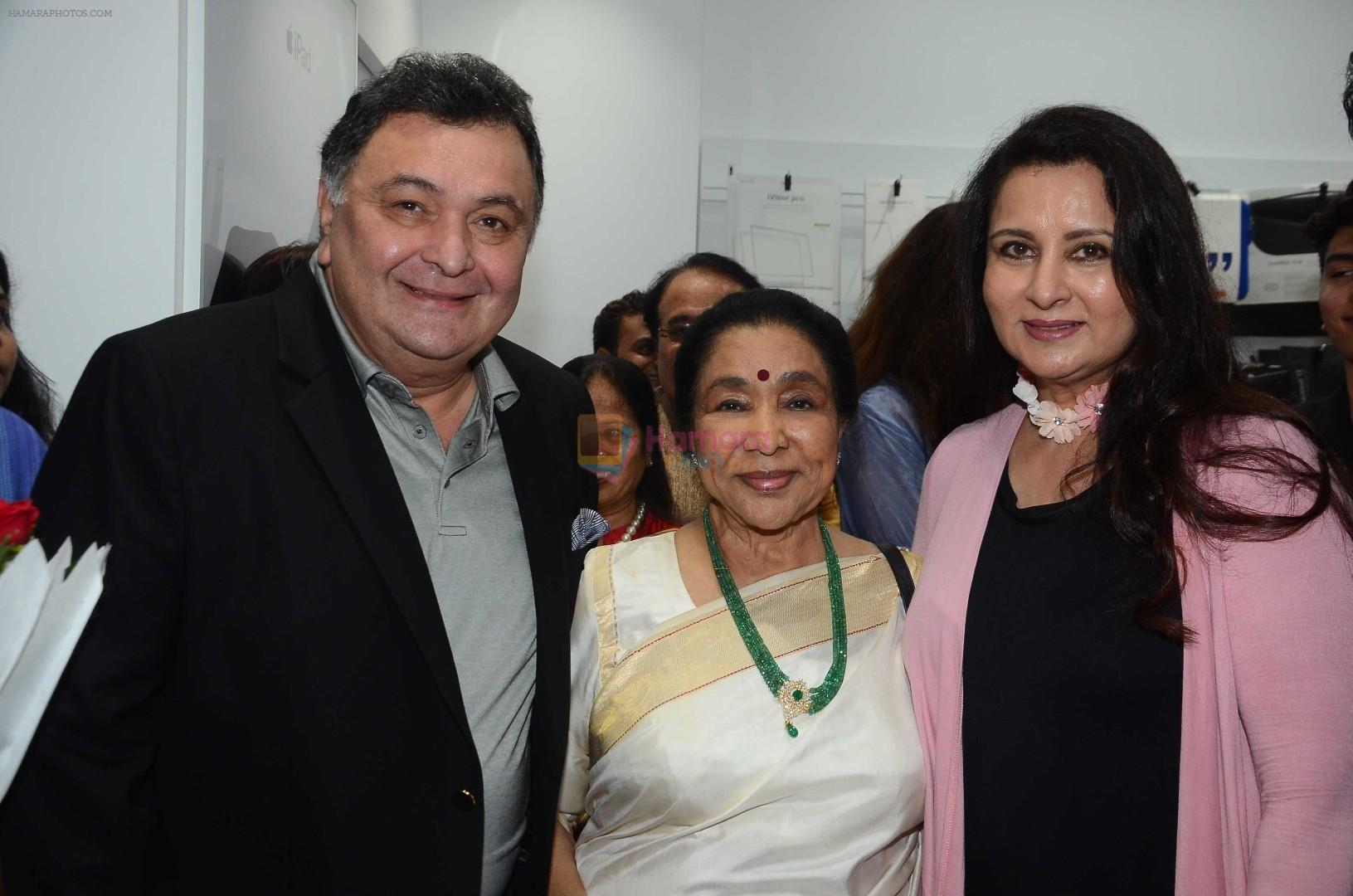 Rishi Kapoor, Asha Bhosle, Poonam Dhillon at the Launch OF Zanai Bhosle's iAzure, Apple Store on 30th July 2017
