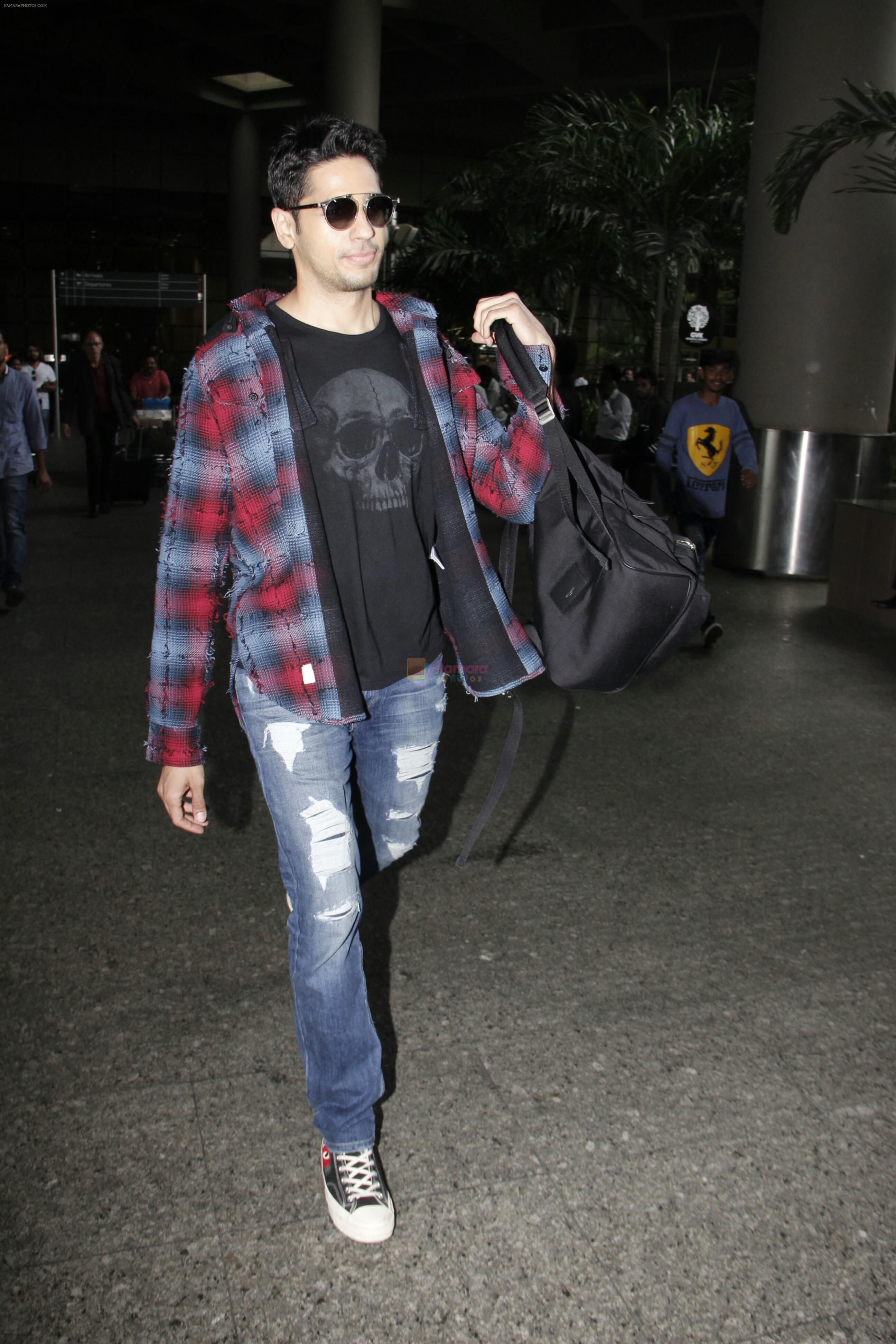 Sidharth Malhotra Spotted At Airport on 31st July 2017