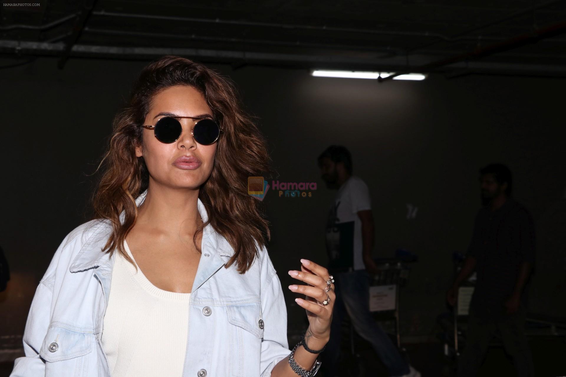 Esha Gupta Spotted At Airport on 2nd Aug 2017