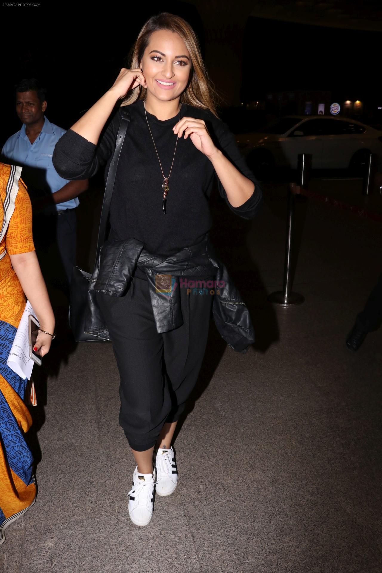 Sonakshi Sinha Spotted At Airport on 9th Aug 2017