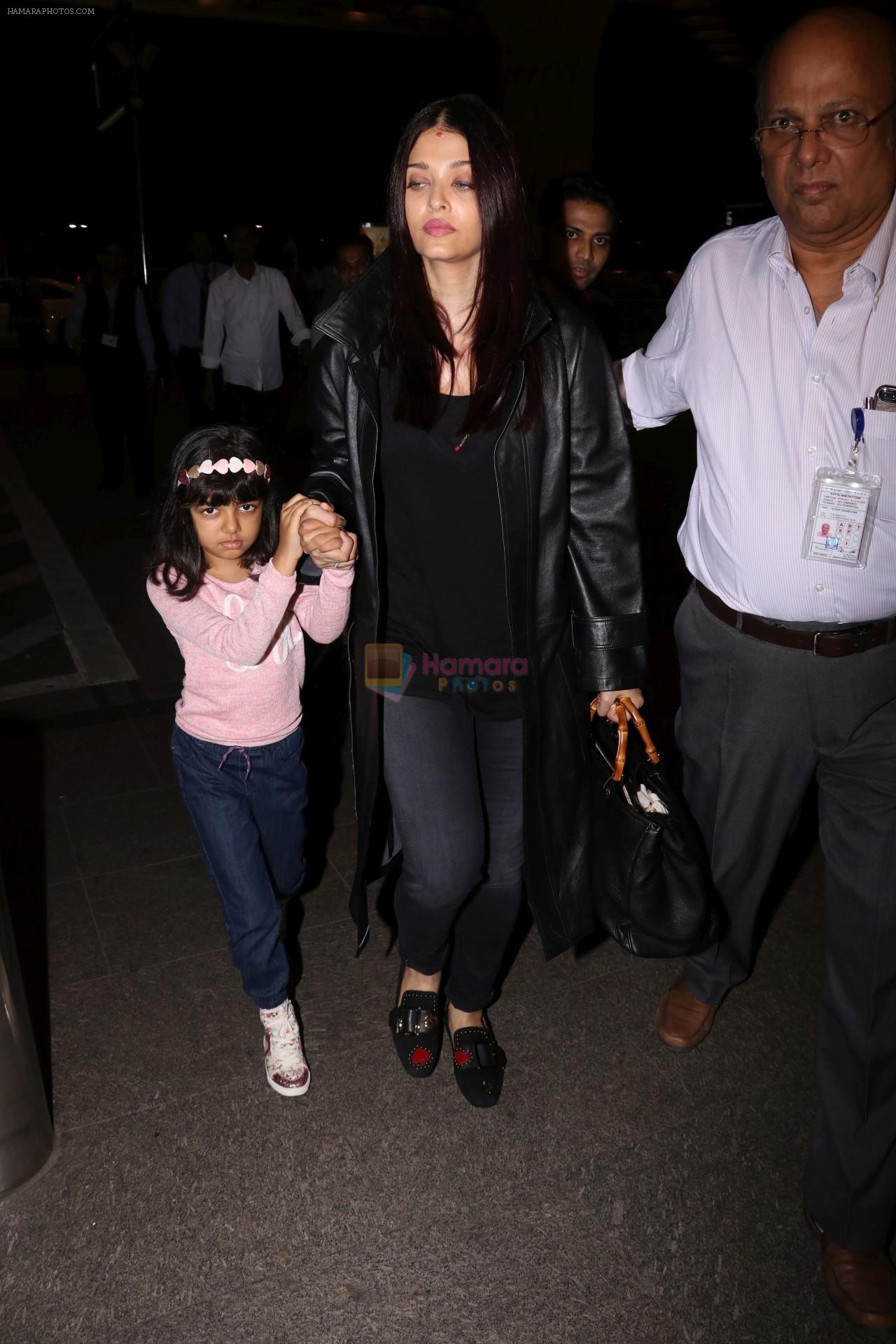 Aishwarya Rai Bachchan, Aaradhya Bachchan Spotted At Airport on 10th Aug 2017