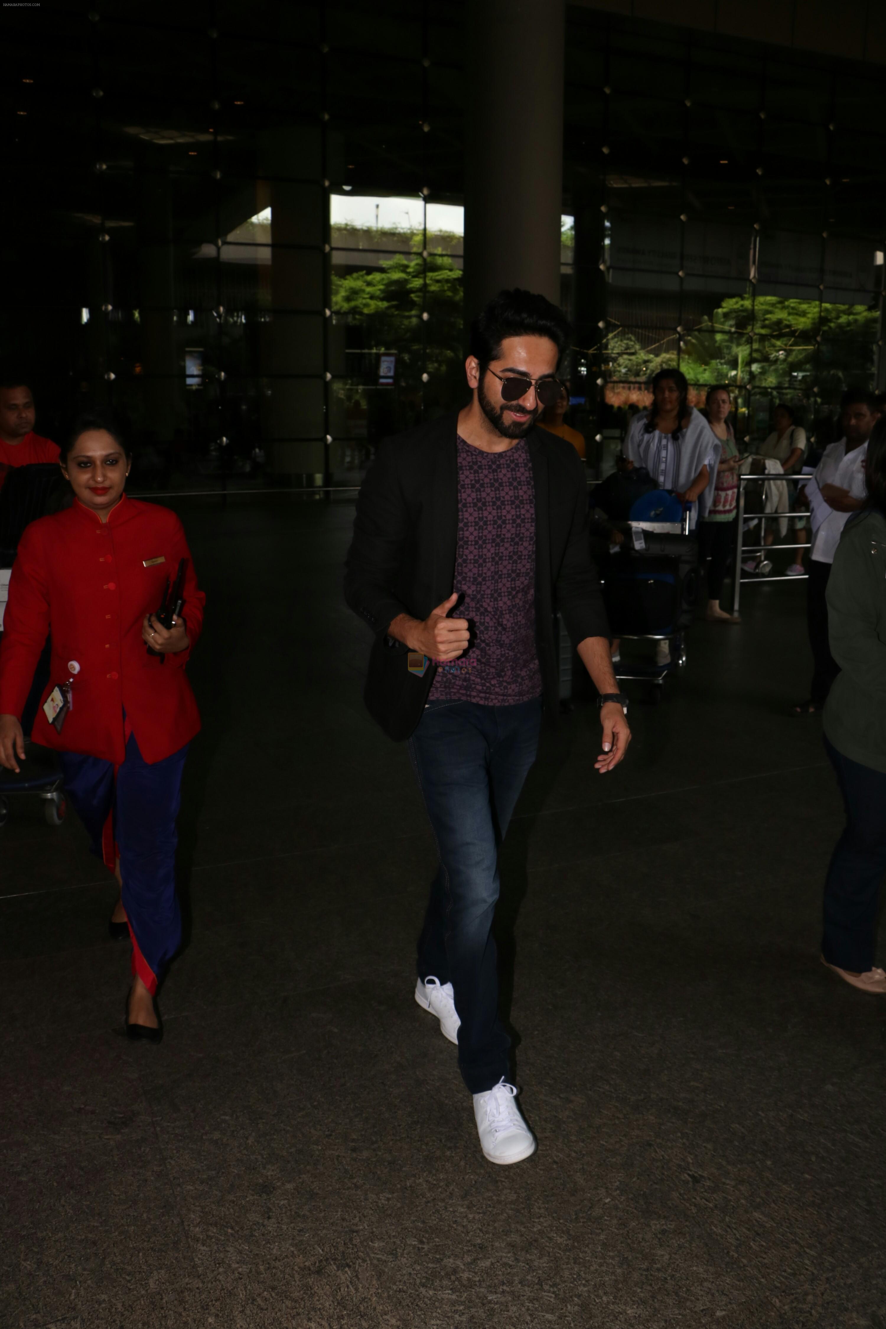 Ayushmann Khurrana Spotted At Airport on 12th Aug 2017