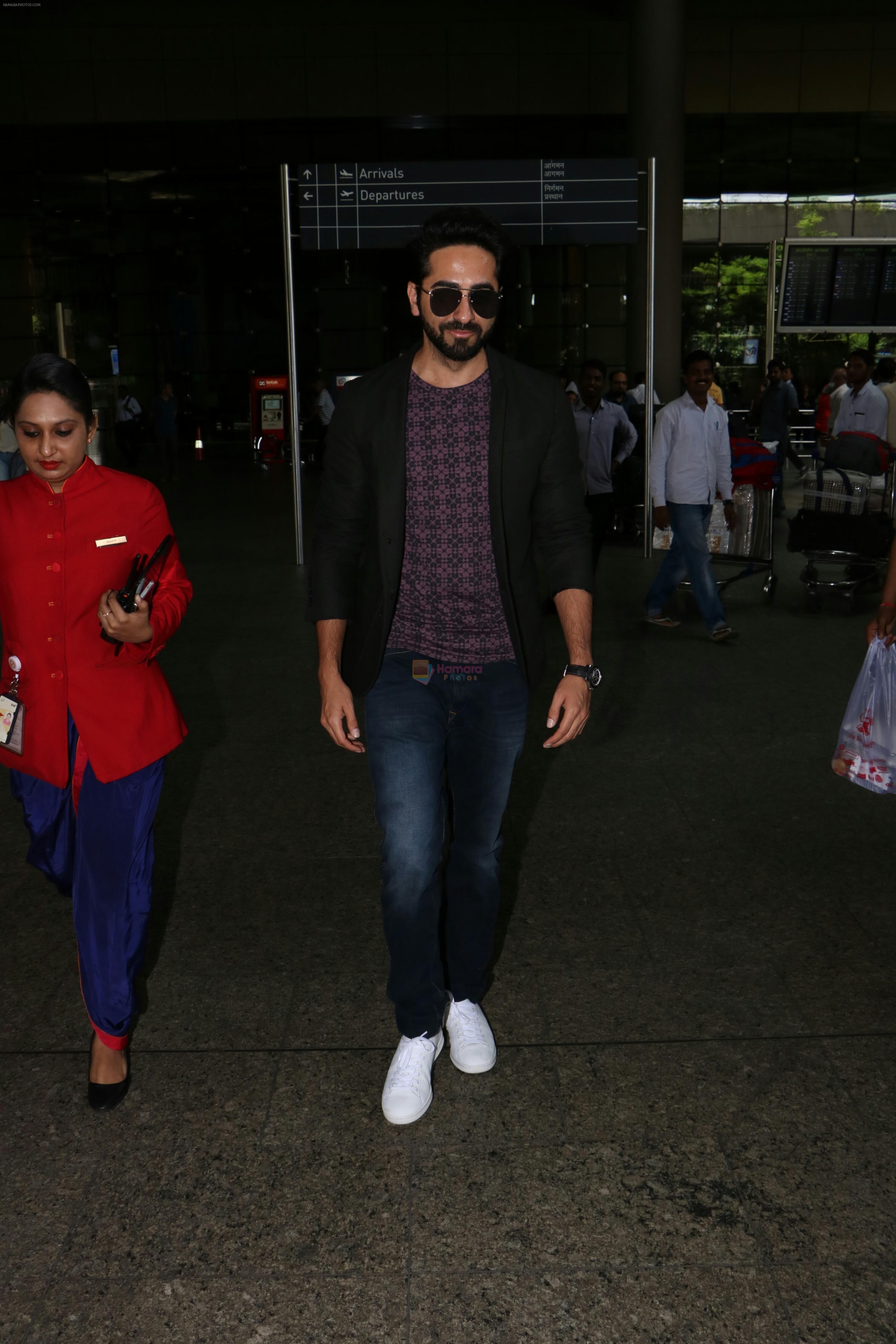 Ayushmann Khurrana Spotted At Airport on 12th Aug 2017