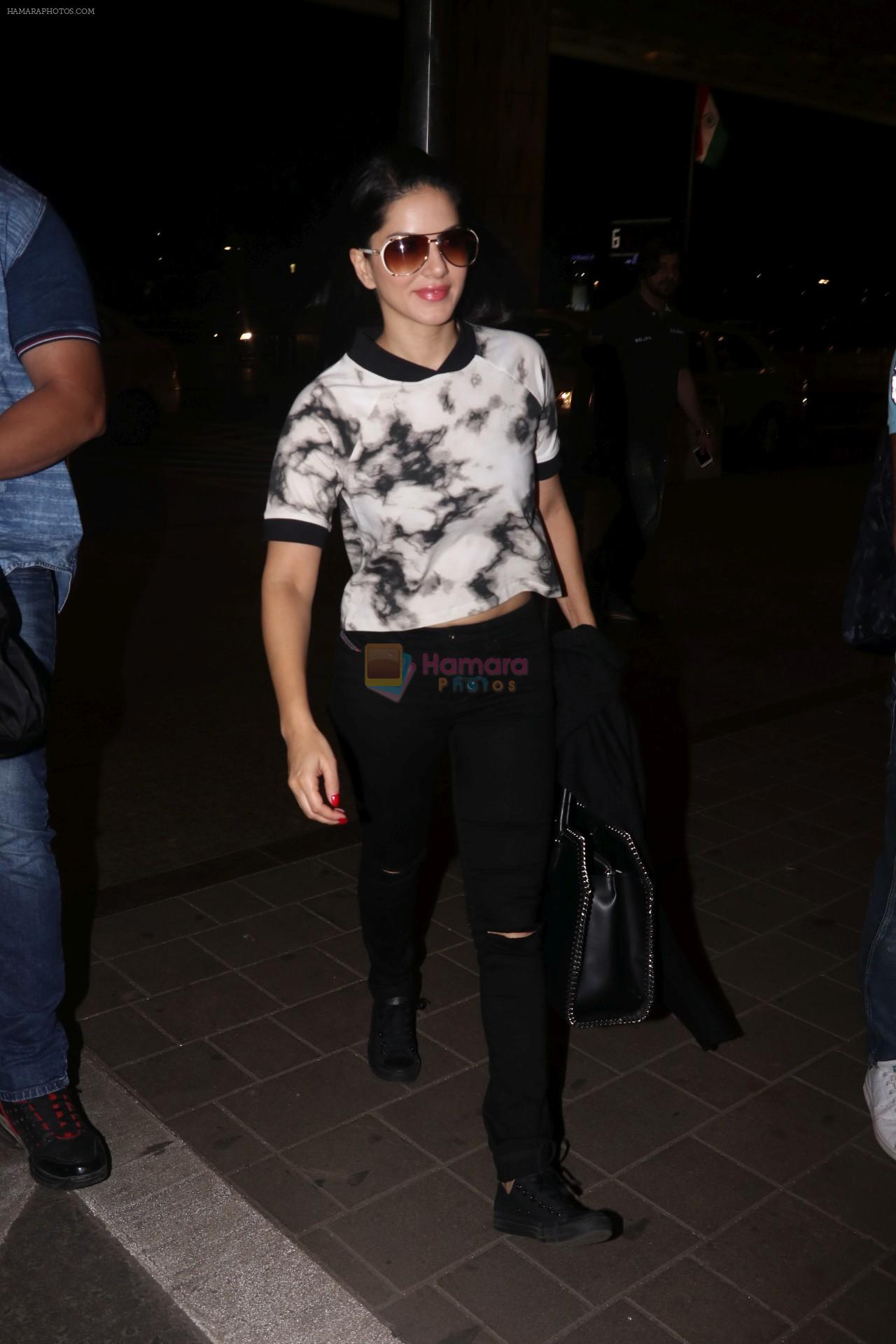 Sunny Leone Spotted At Airport on 16th Aug 2017