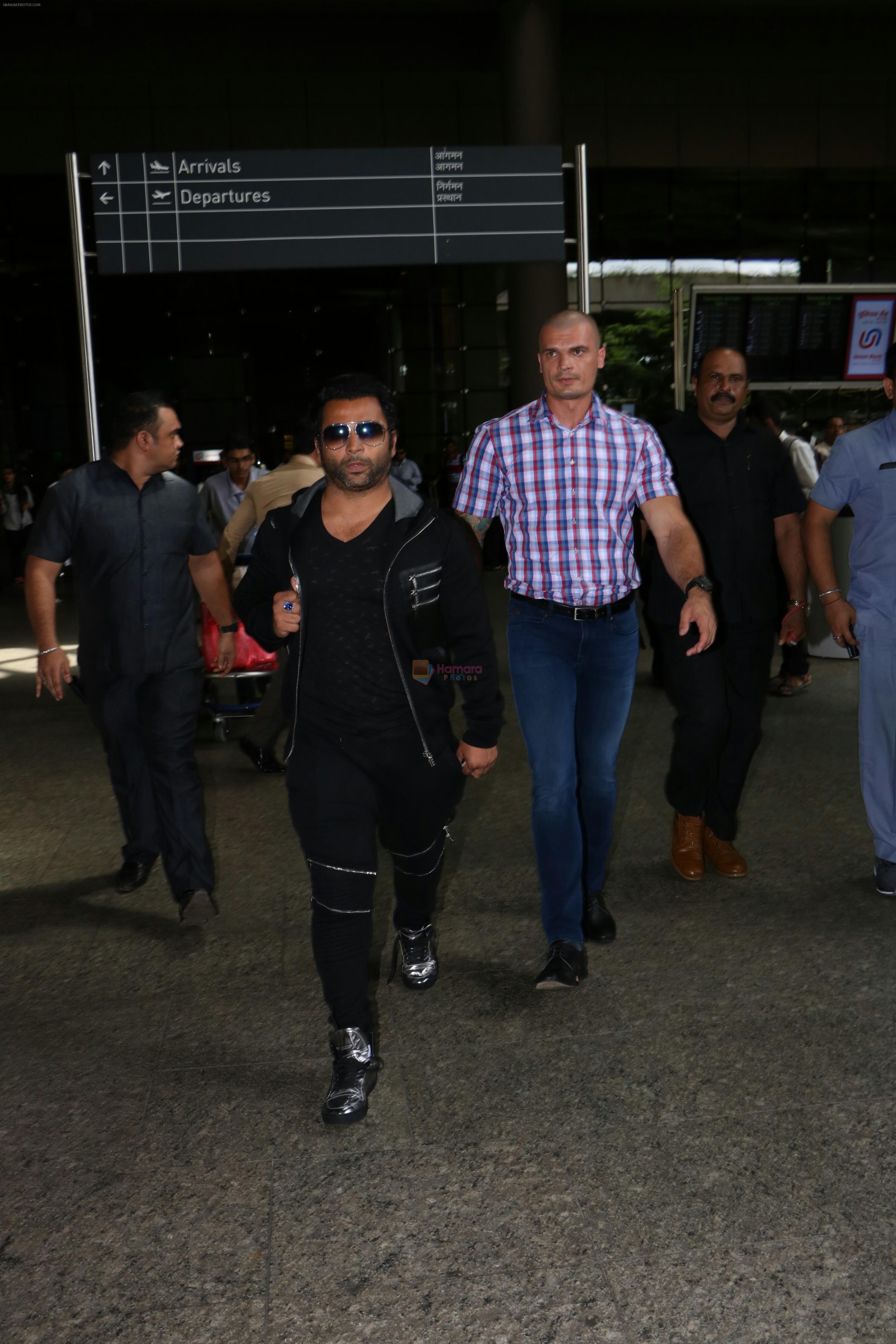 Sachiin J Joshi Spotted At Airport on 16th Aug 2017