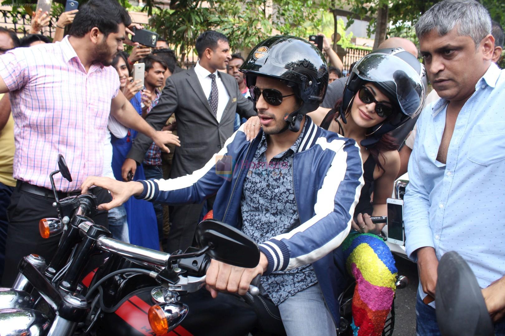 Sidharth Malhotra, Jacqueline Fernandez at Special Bike Ride At Bandstand to Promote Film A Gentleman on 17th Aug 2017