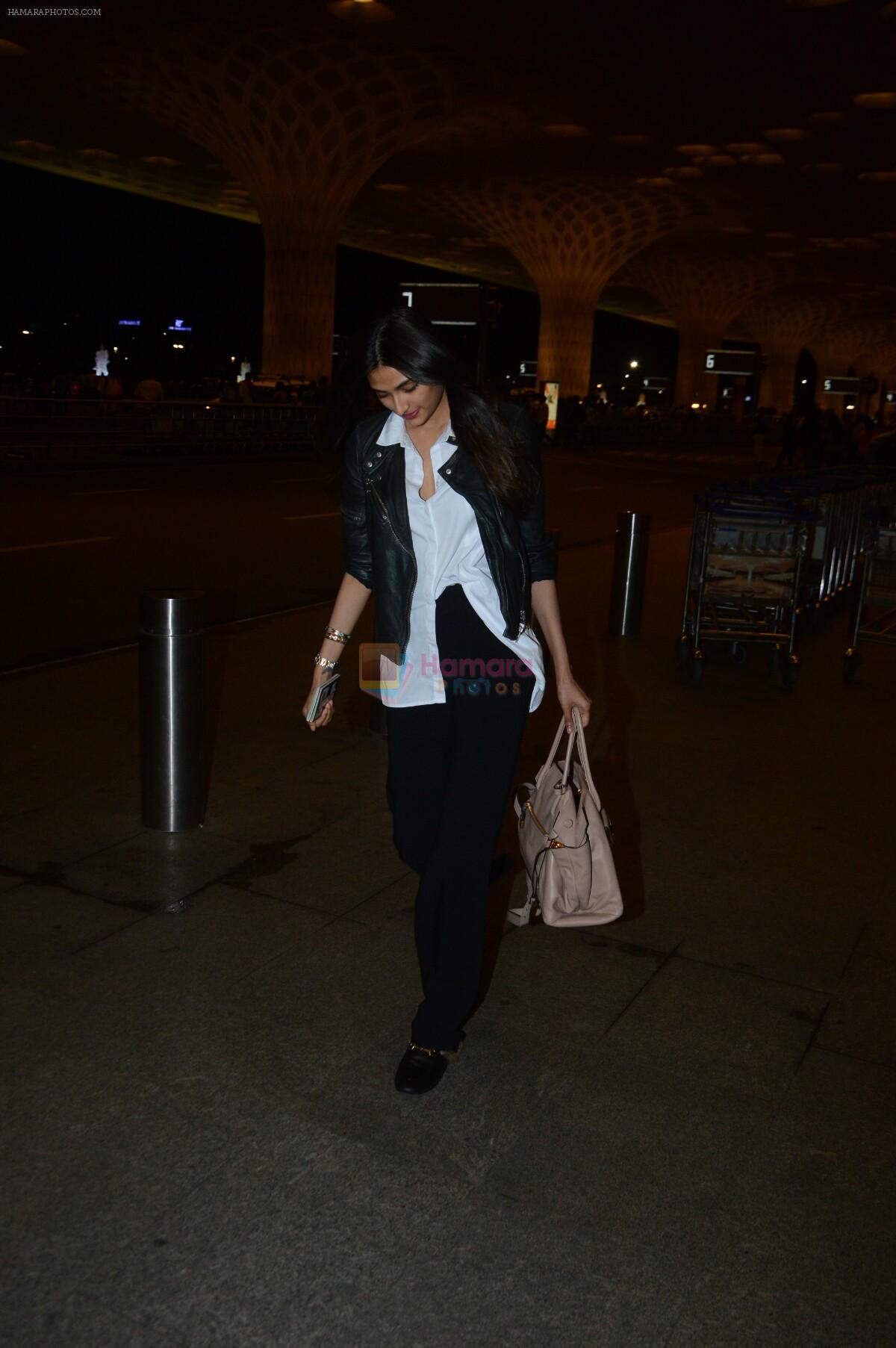 Athiya Shetty Spotted At Airport on 18th Aug 2017