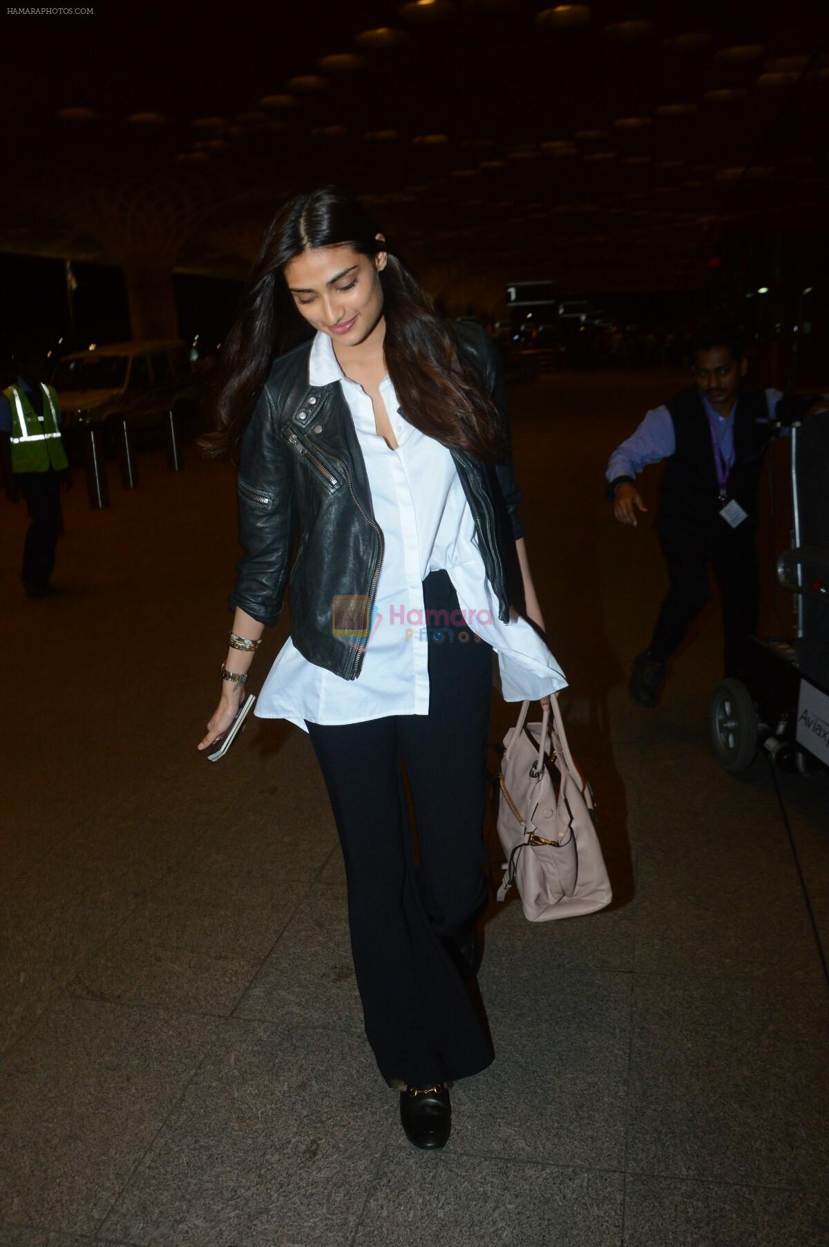 Athiya Shetty Spotted At Airport on 18th Aug 2017