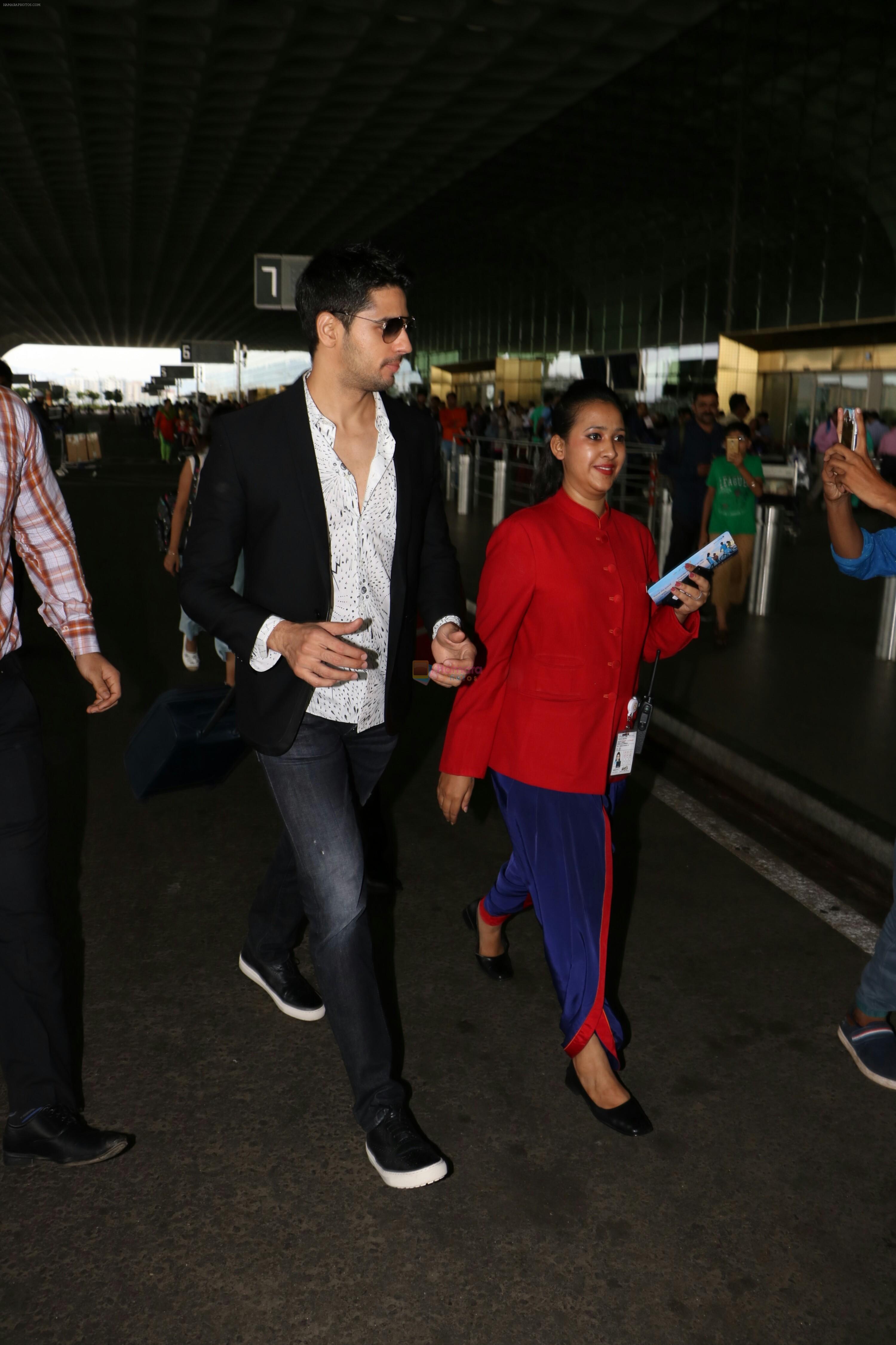 Sidharth Malhotra Spotted At Airport on 19th Aug 2017