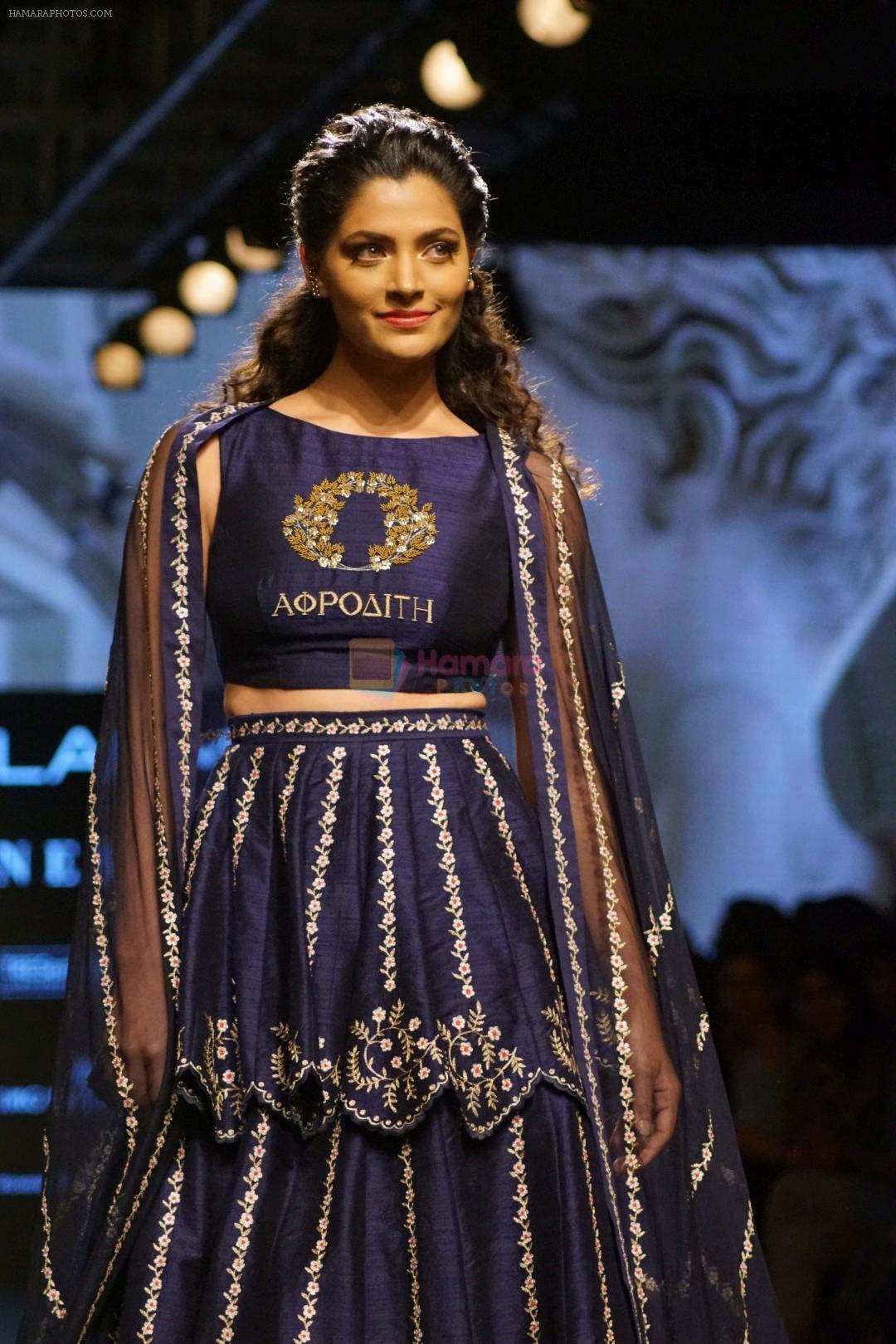 Saiyami Kher On Ramp Walks For Nachiket Barve As A Showstopper For LFW 2017 on 19th Aug 2017