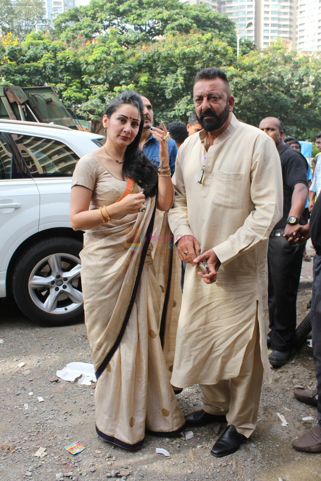 Sanjay Dutt, Manyata Dutt At The Shoot For The Ganesh Aarti on 23rd Aug 2017