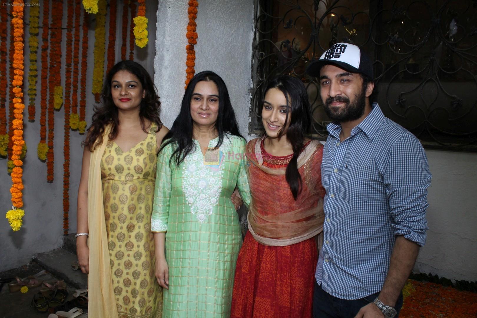 Tejaswini Kolhapure, Padmini Kolhapure, Shraddha Kapoor, Siddhanth Kapoor Celebrate Ganpati Chaturthi With Family At Home on 25th Aug 2017