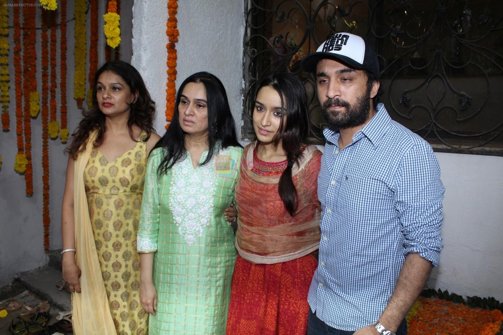 Tejaswini Kolhapure, Padmini Kolhapure, Shraddha Kapoor, Siddhanth Kapoor Celebrate Ganpati Chaturthi With Family At Home on 25th Aug 2017