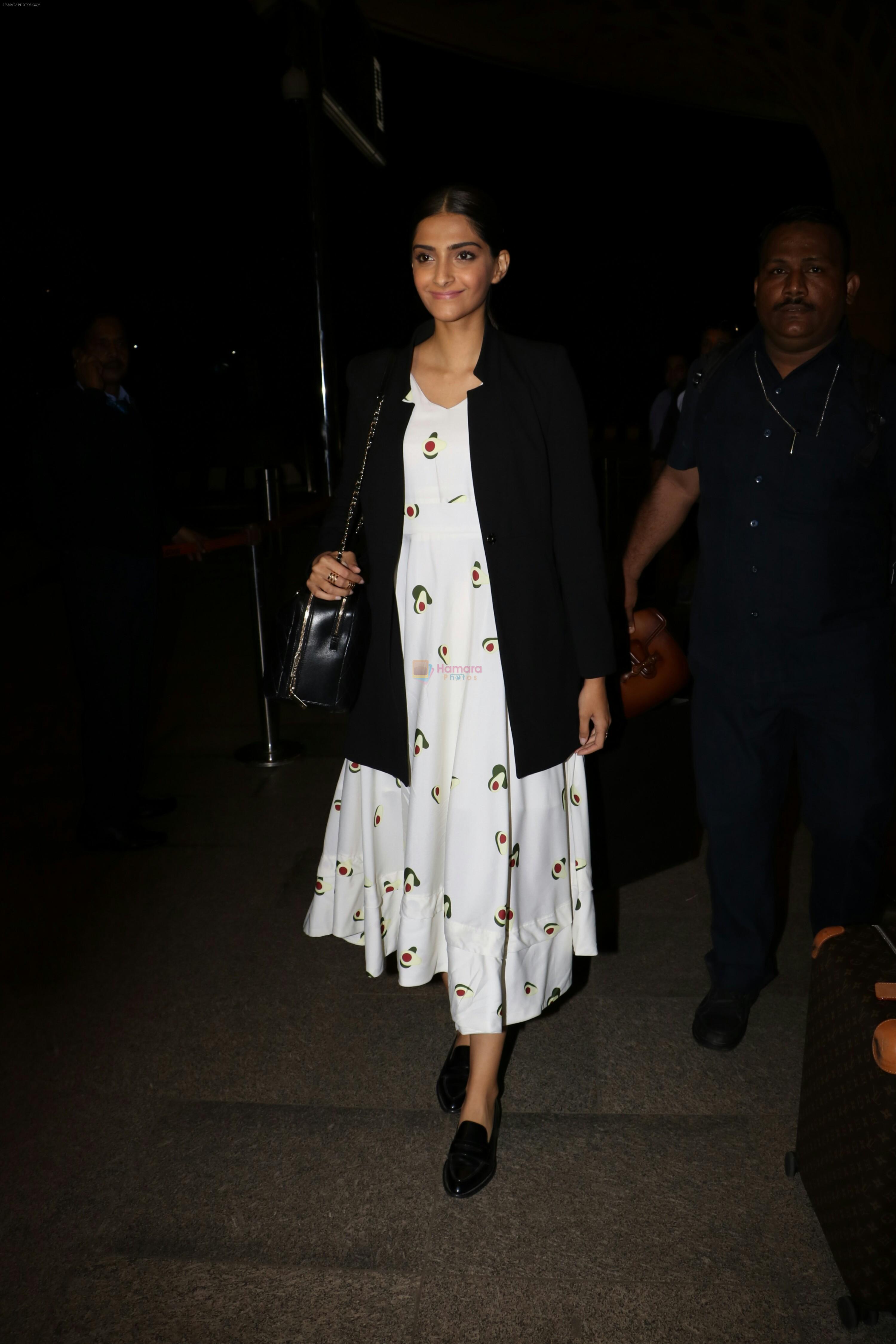 Sonam Kapoor Spotted At Airport on 31st Aug 2017
