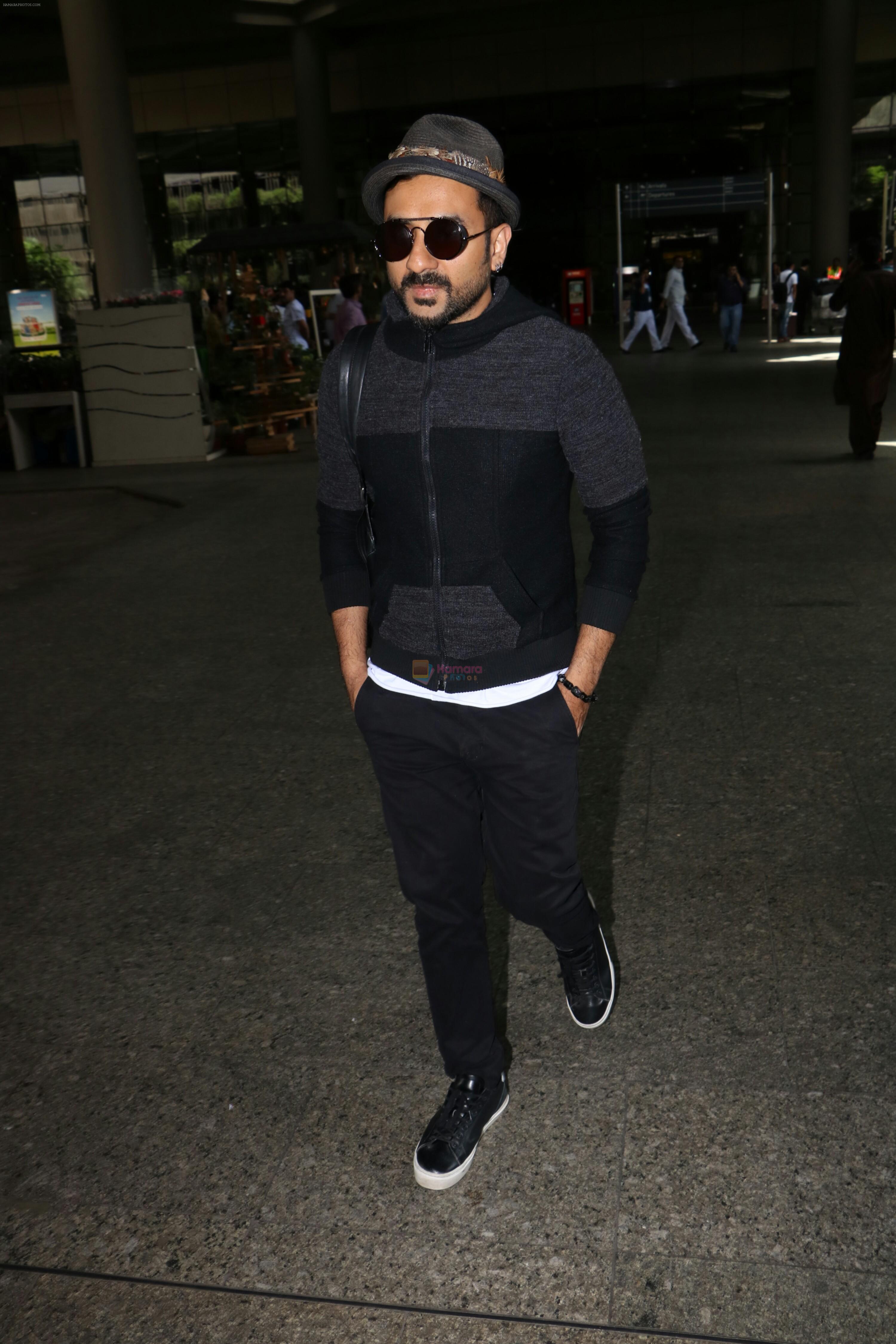 Vir Das Spotted At Airport on 2nd Sept 2017