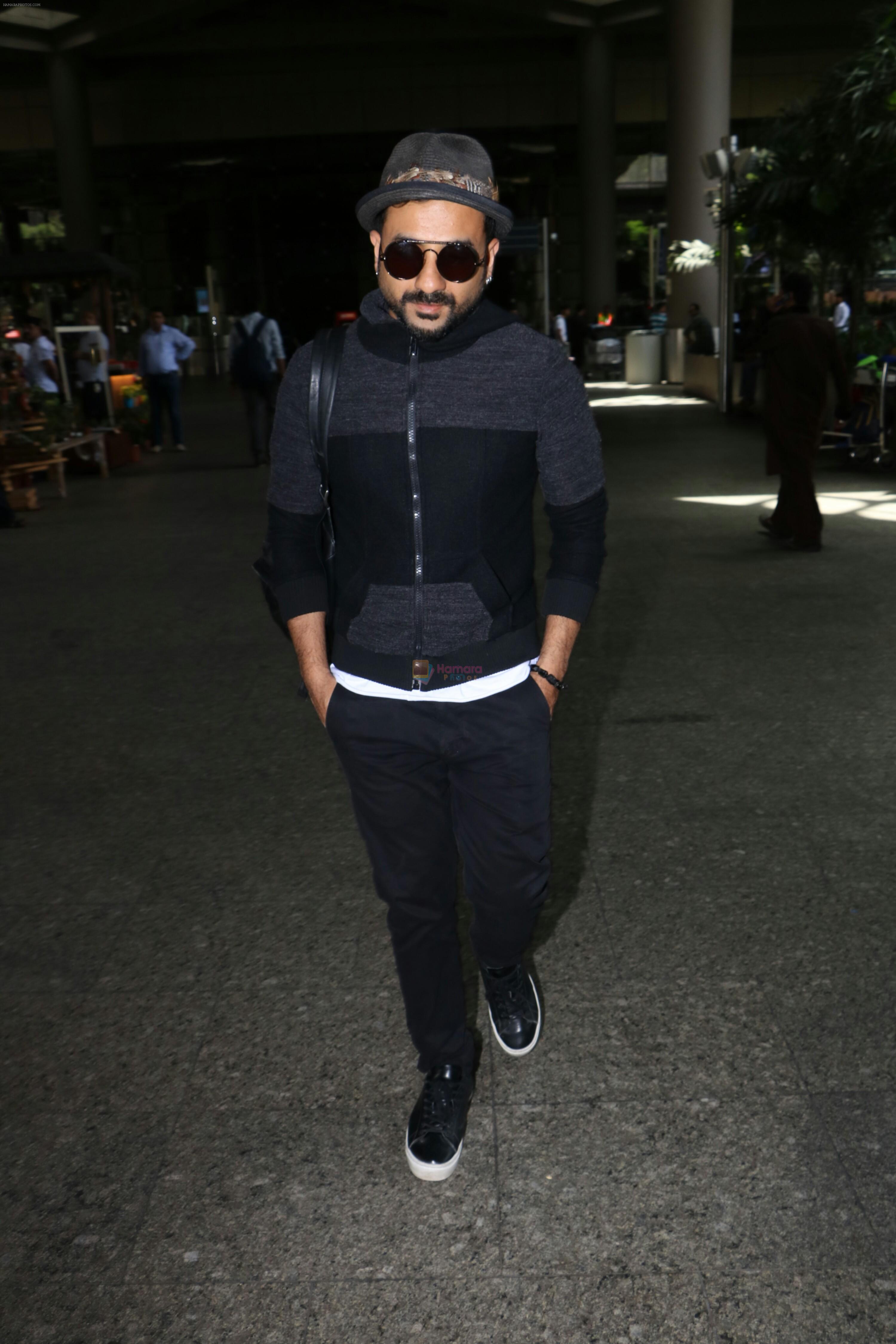 Vir Das Spotted At Airport on 2nd Sept 2017
