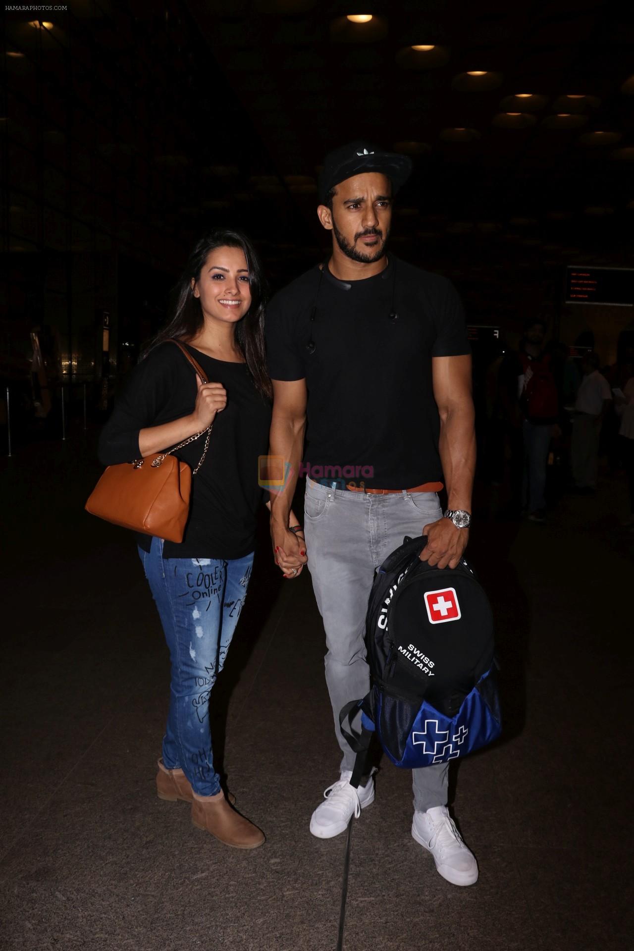 Anita Hassanandani, Rohit Reddy Spotted At Airport on 7th Sept 2017