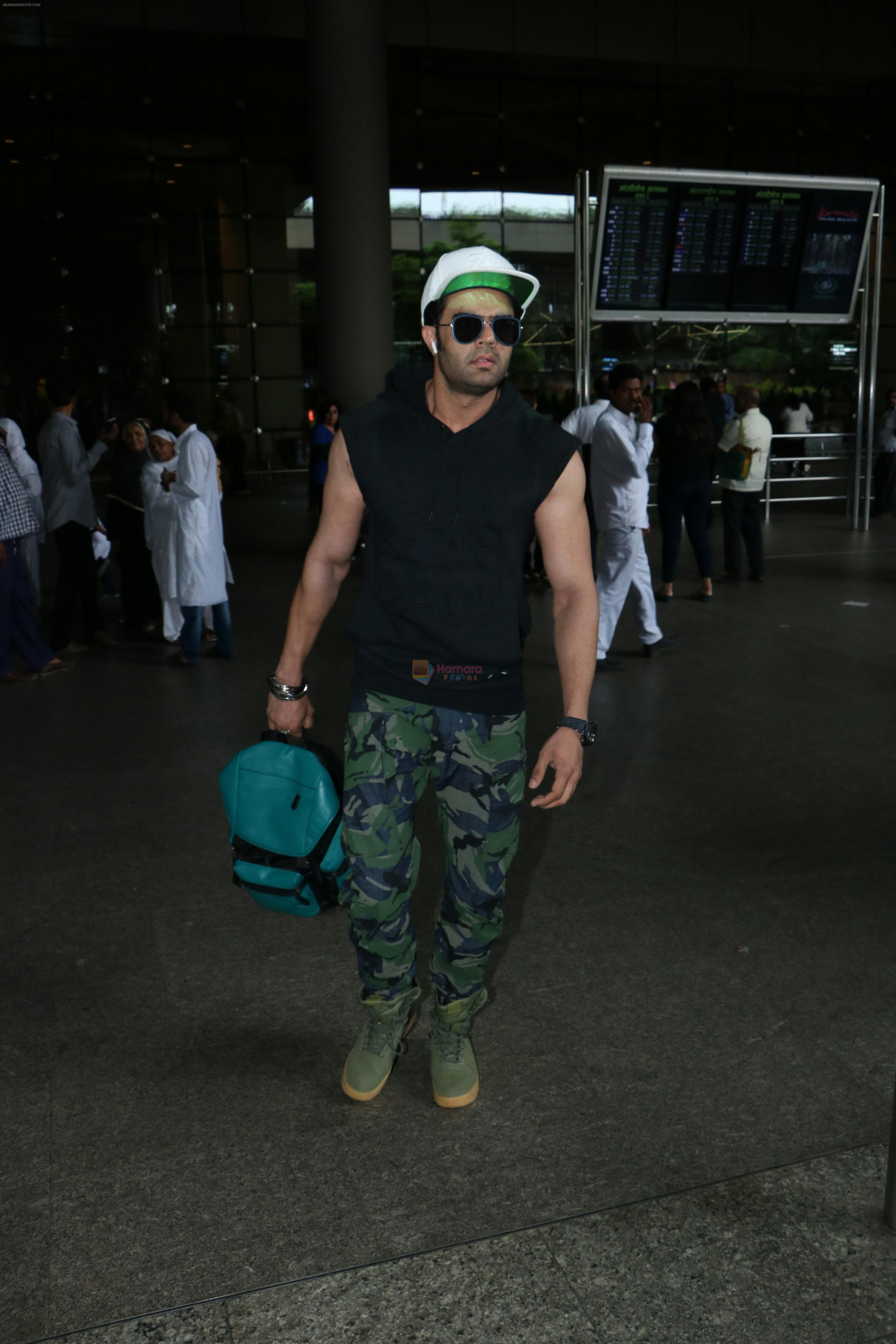 Manish Paul Spotted At Airport on 8th Sept 2017