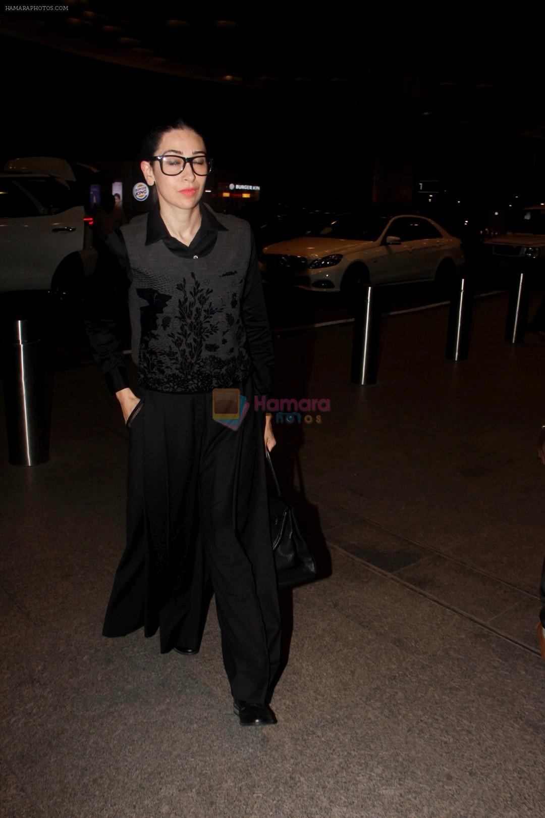 Karisma Kapoor Spotted At Airport on 8th Sept 2017
