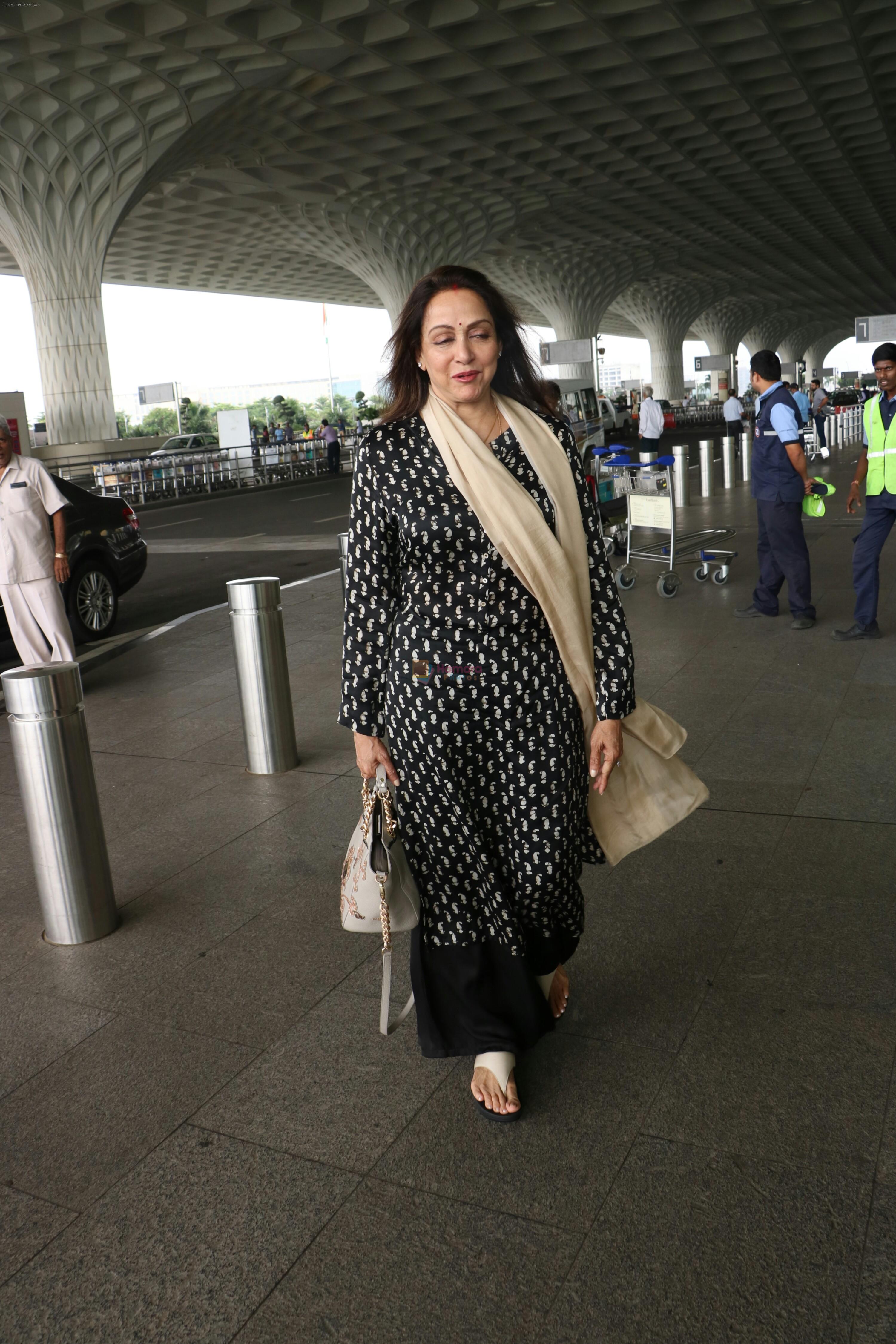 Hema Malini Spotted At Airport on 9th Sept 2017