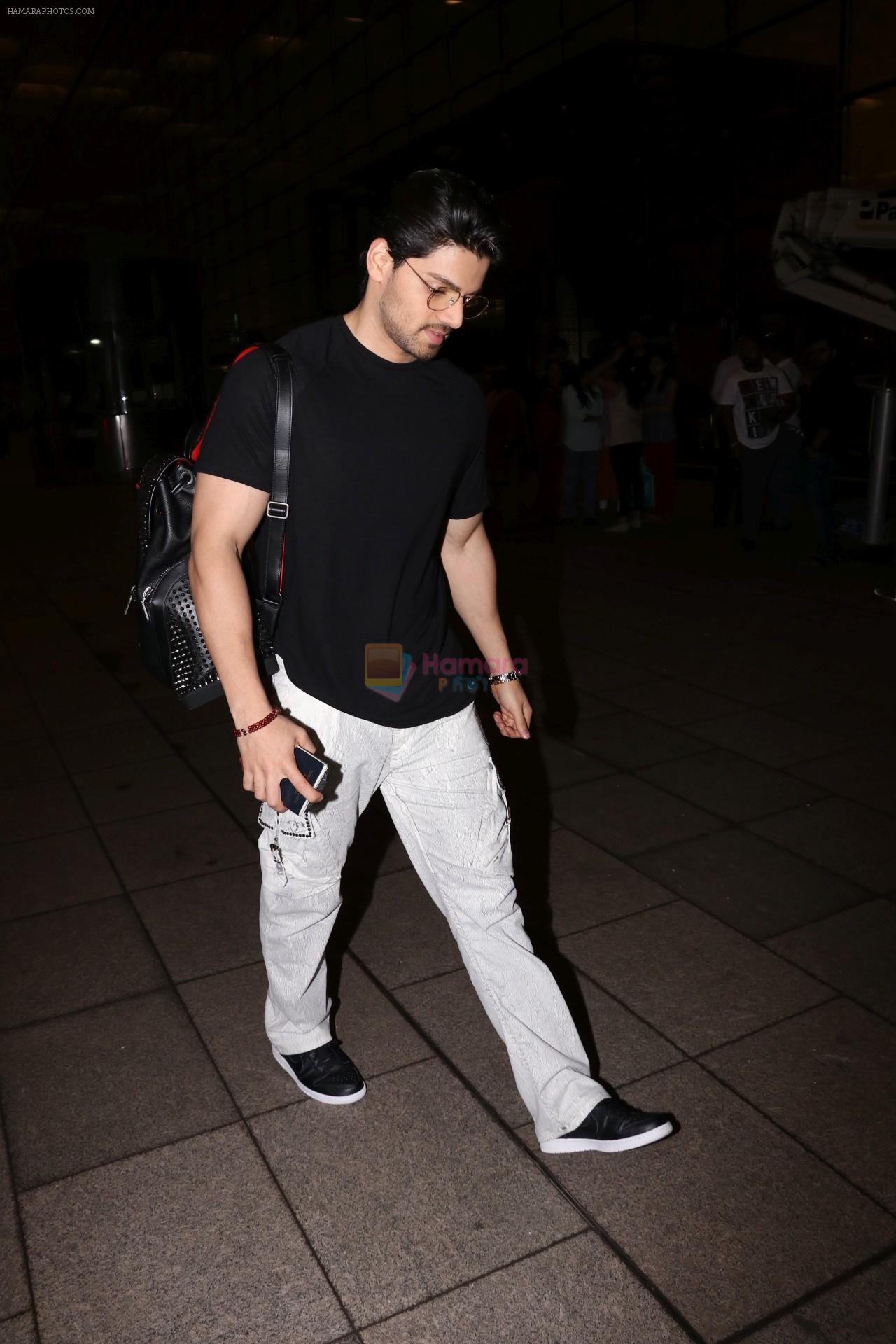 Sooraj Pancholi Spotted At Airport on 14th Sept 2017