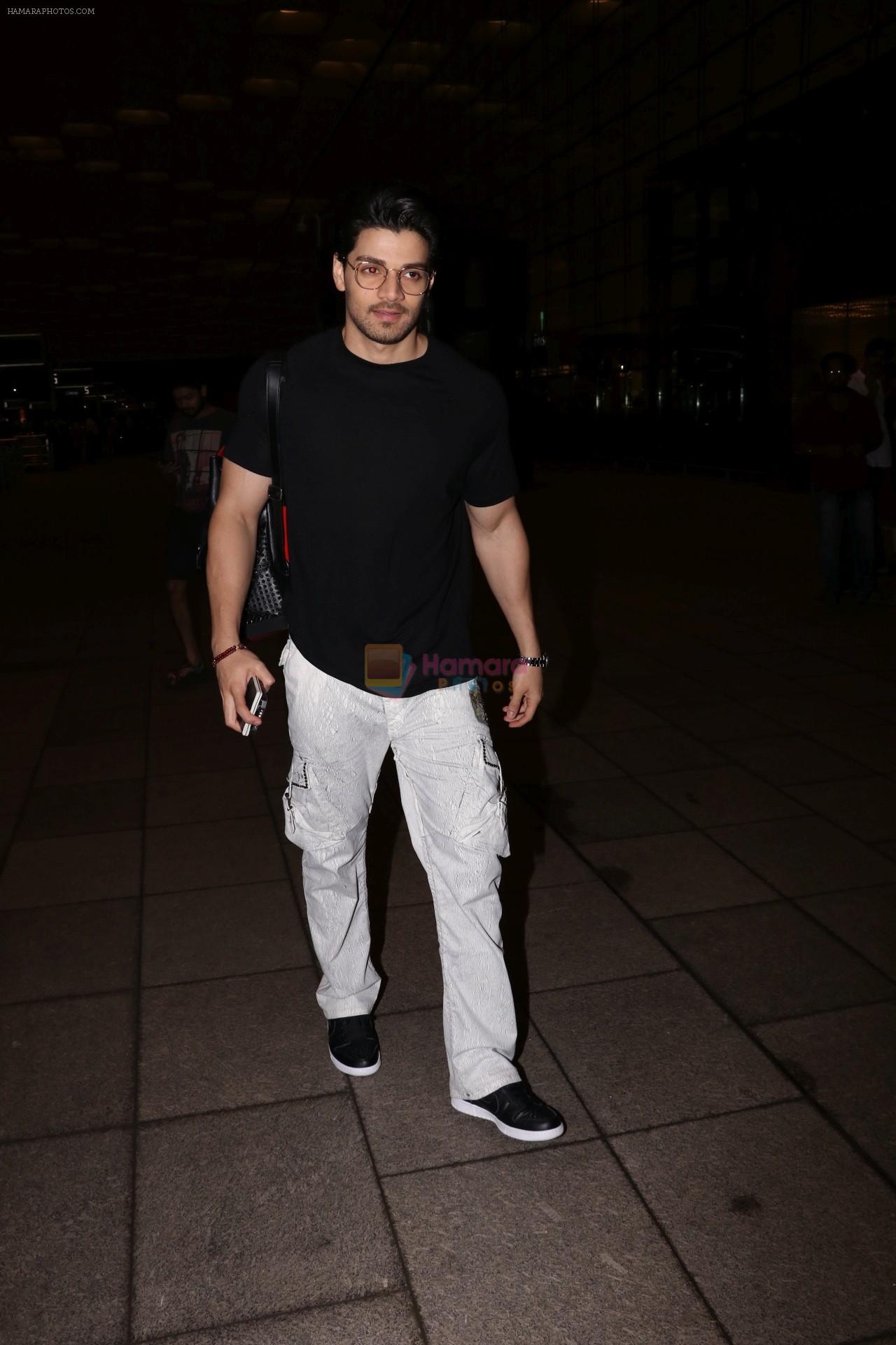 Sooraj Pancholi Spotted At Airport on 14th Sept 2017