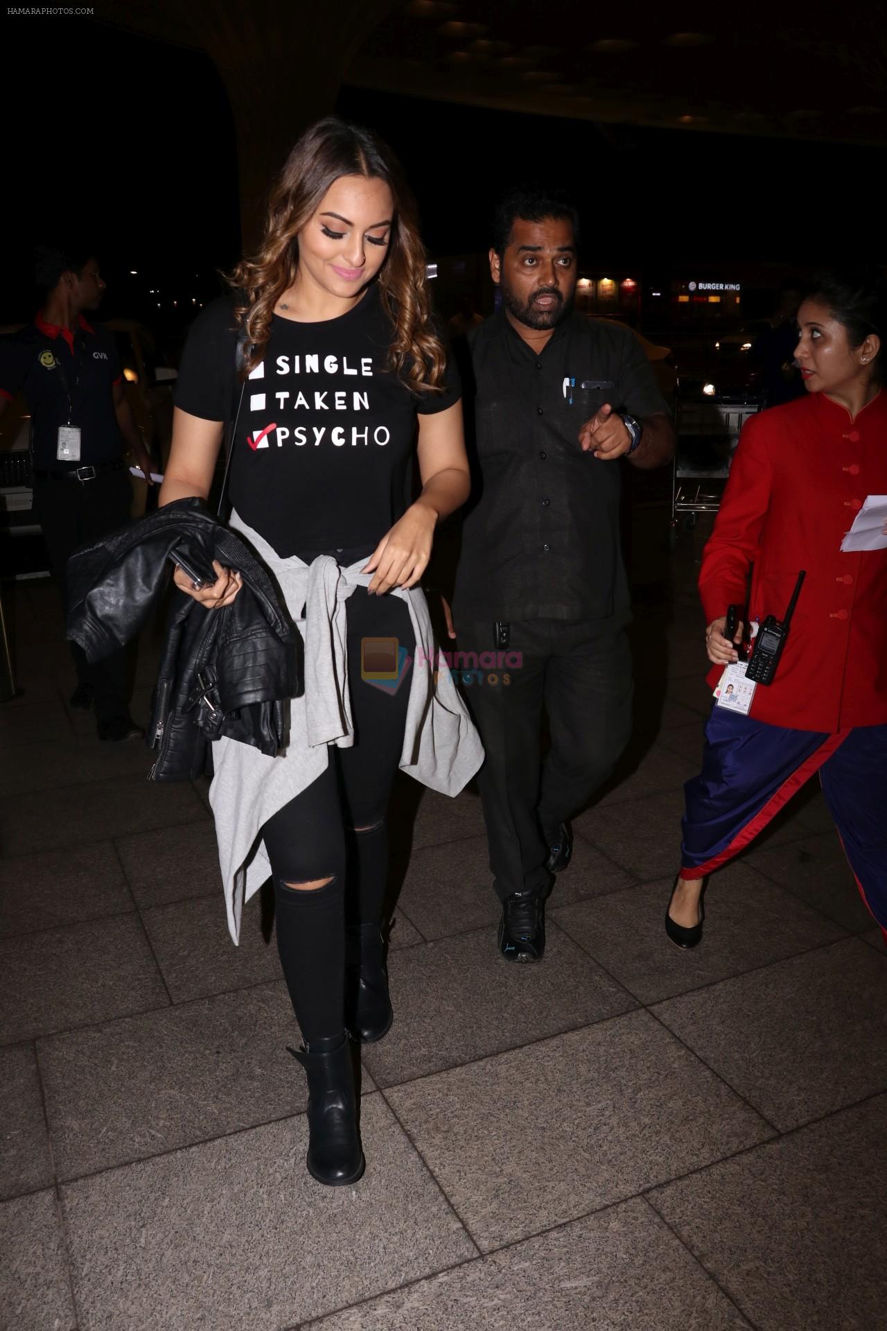 Sonakshi Sinha Spotted At Airport on 14th Sept 2017