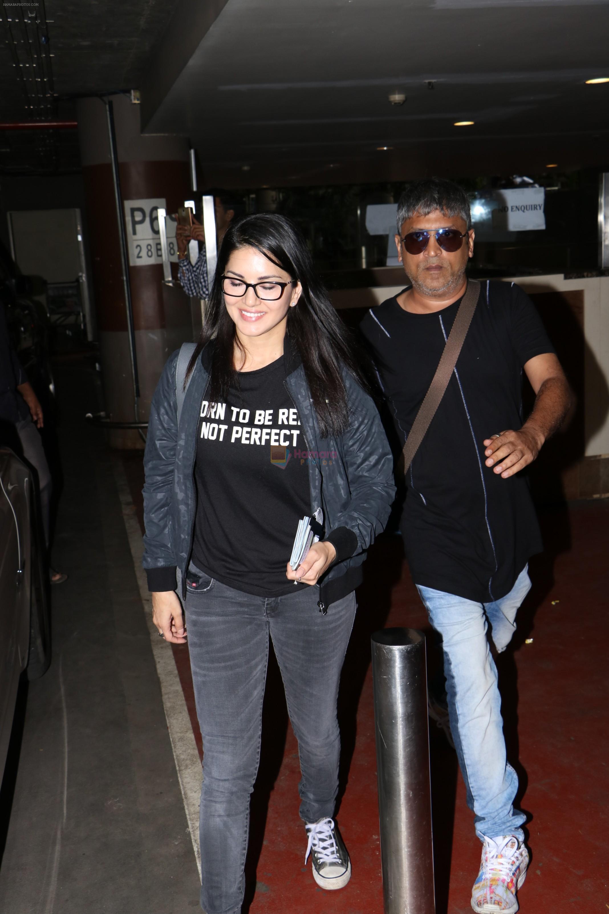 Sunny Leone Spotted At Airport on 18th Sept 2017