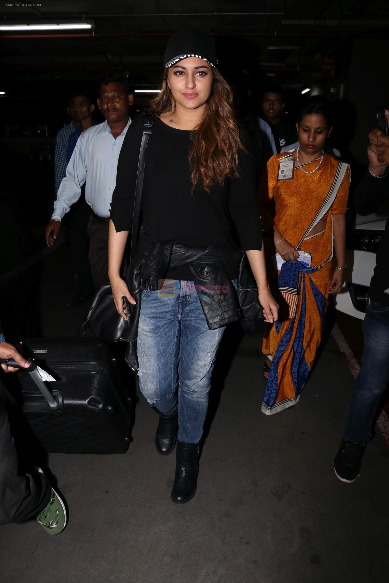 Sonakshi Sinha Spotted At Airport on 18th Sept 2017