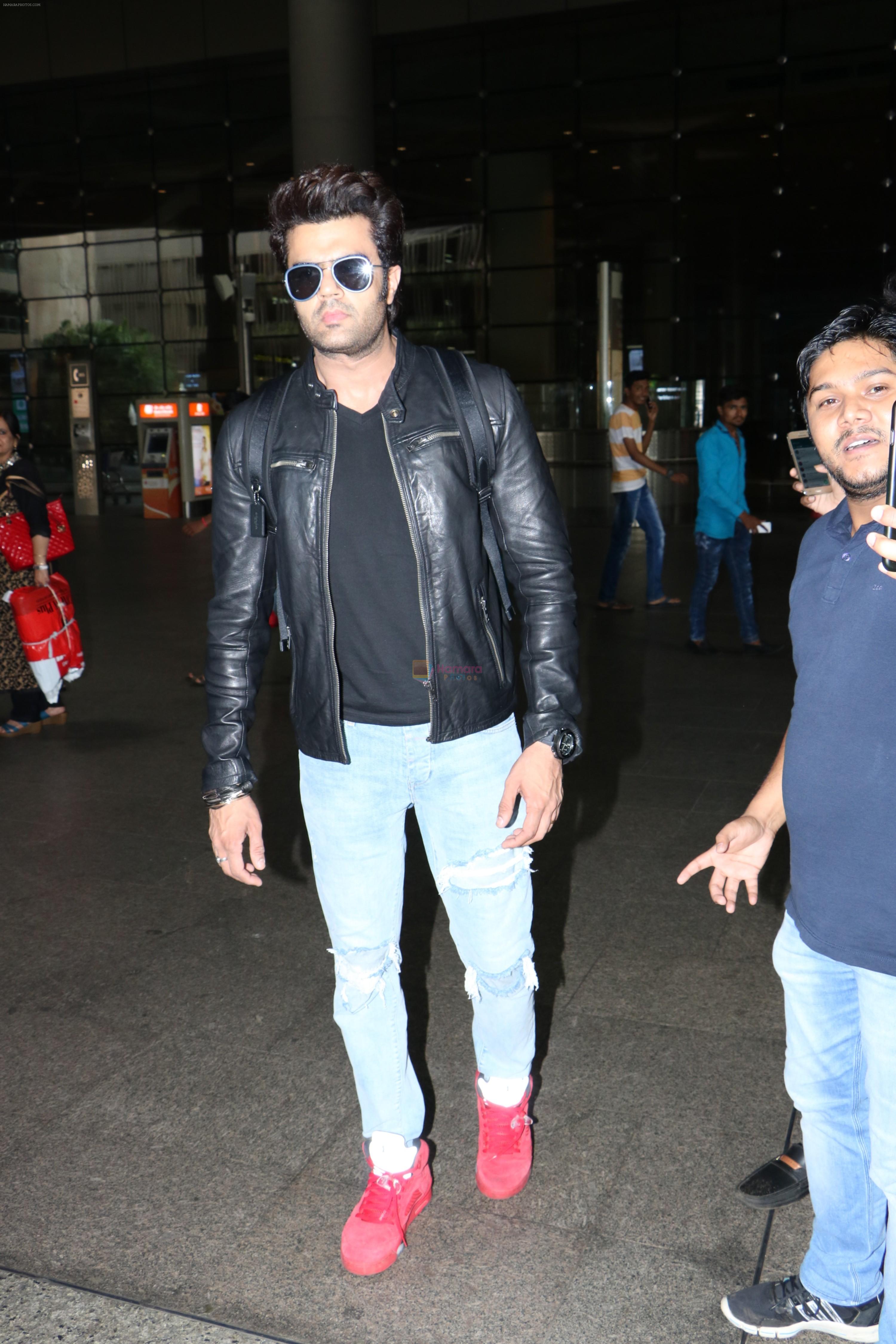 Manish Paul Spotted At Airport on 21st Sept 2017