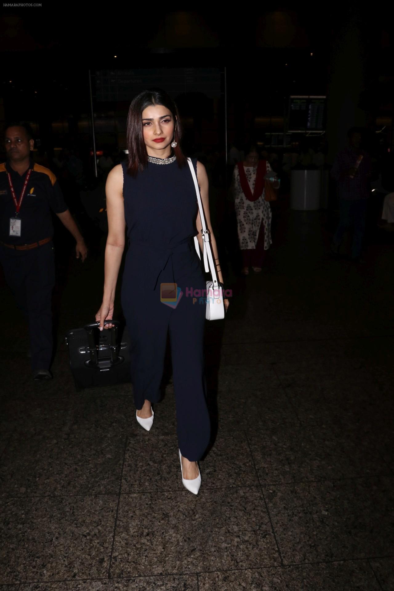 Prachi Desai Spotted At Airport on 23rd Sept 2017