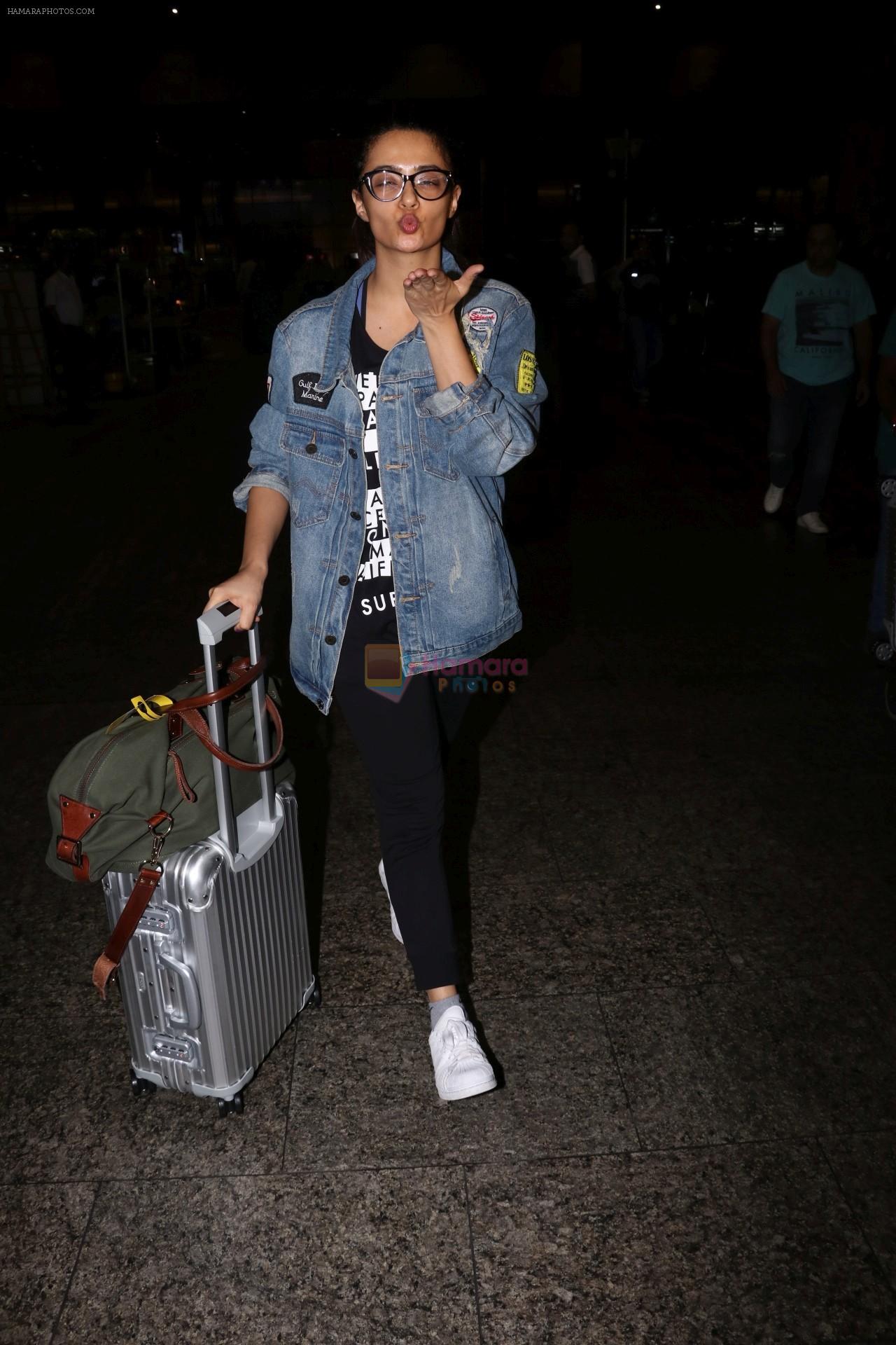 Surveen Chawla Spotted At Airport on 23rd Sept 2017