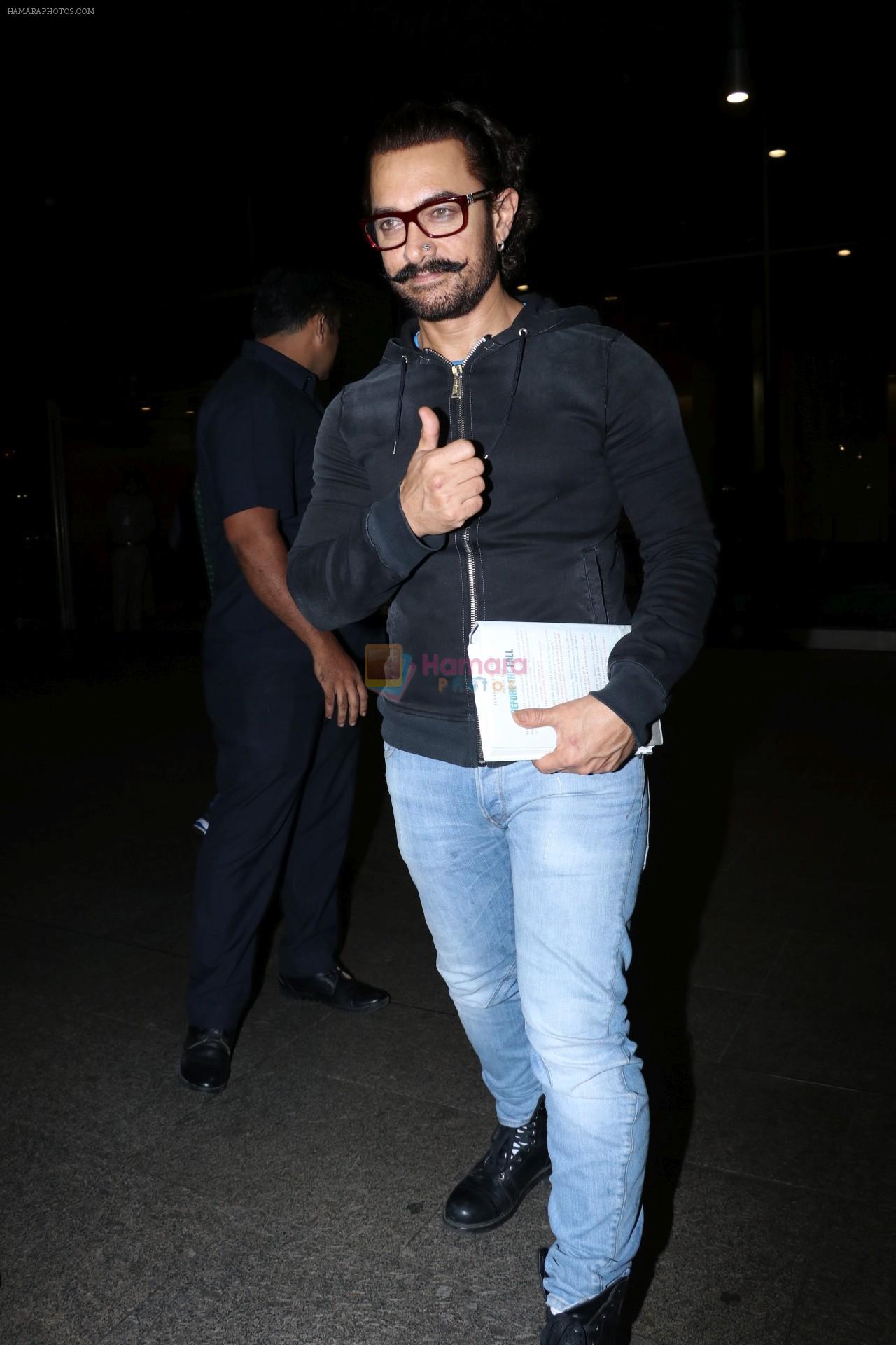 Aamir Khan Spotted At Airport on 26th Sept 2017