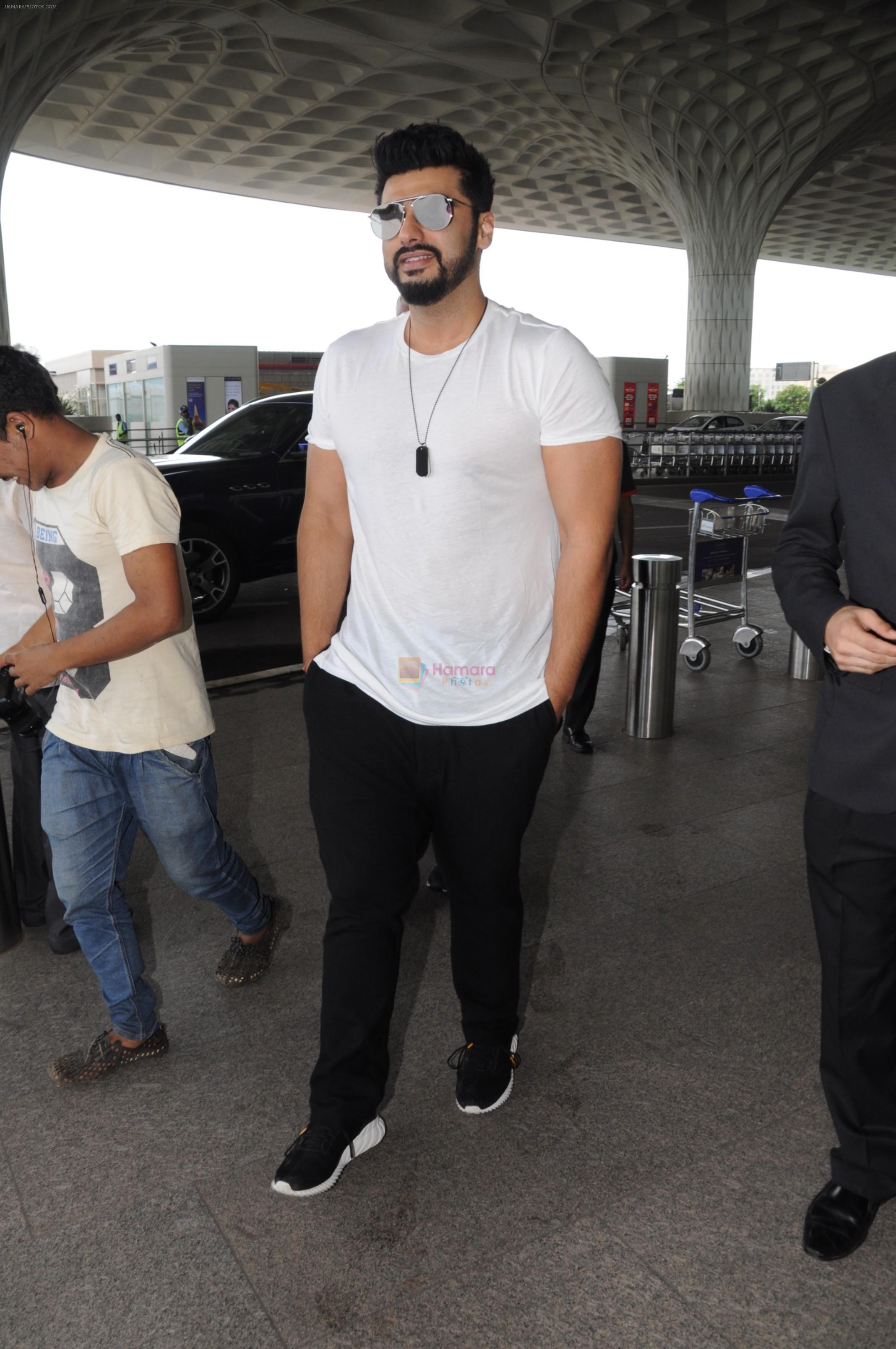 Arjun Kapoor Spotted At Airport on 26th Sept 2017