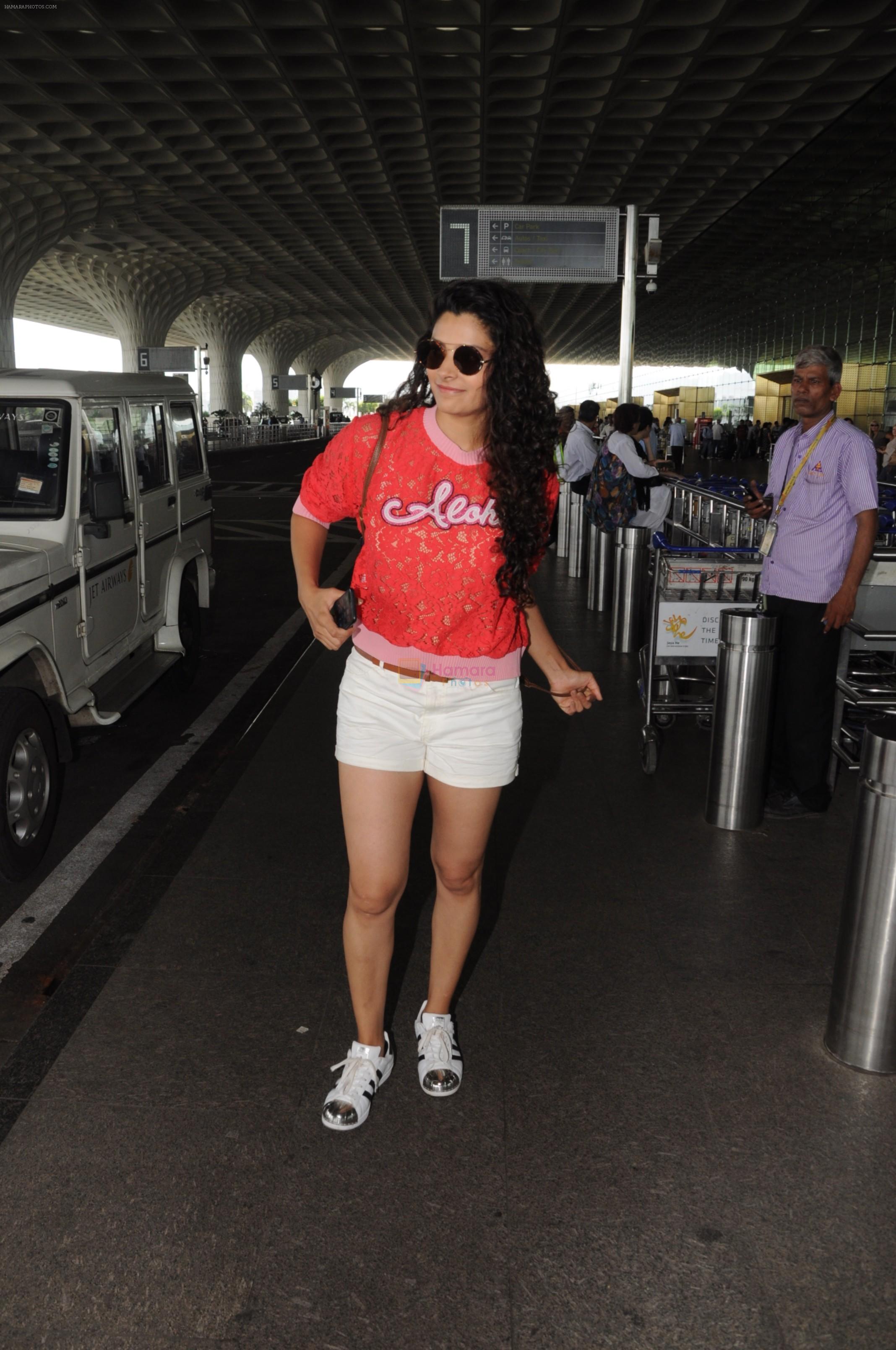 Saiyami Kher Spotted At Airport on 26th Sept 2017