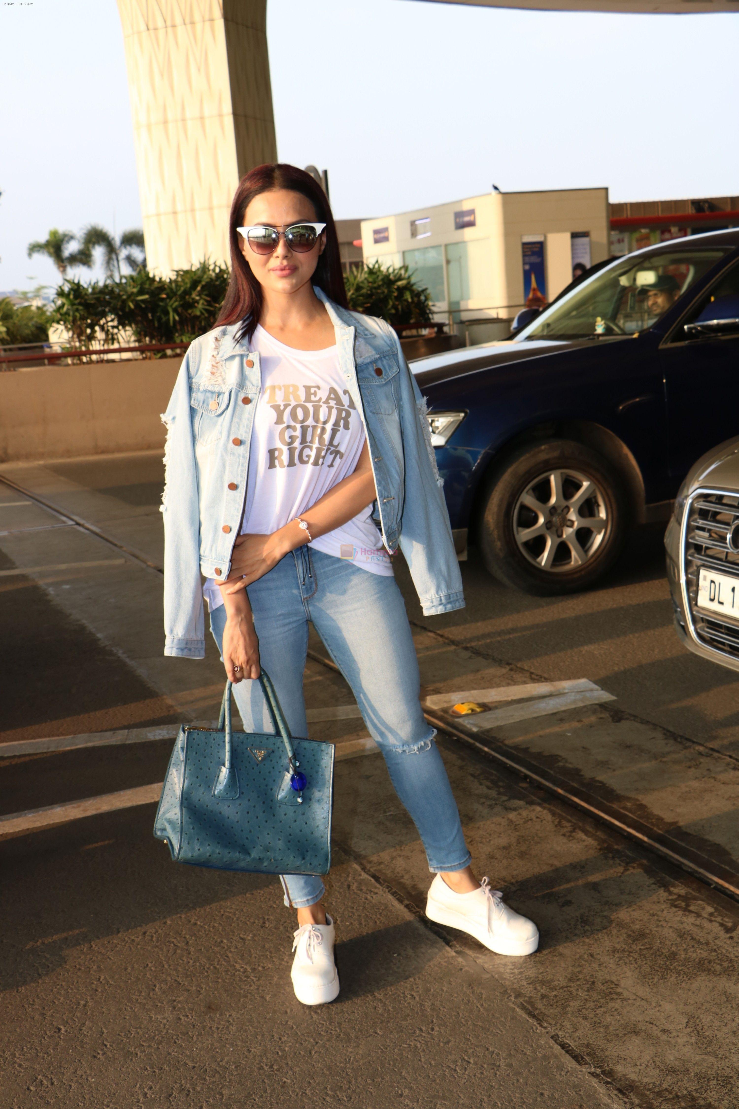 Sana Khan Spotted At Airport on 28th Sept 2017