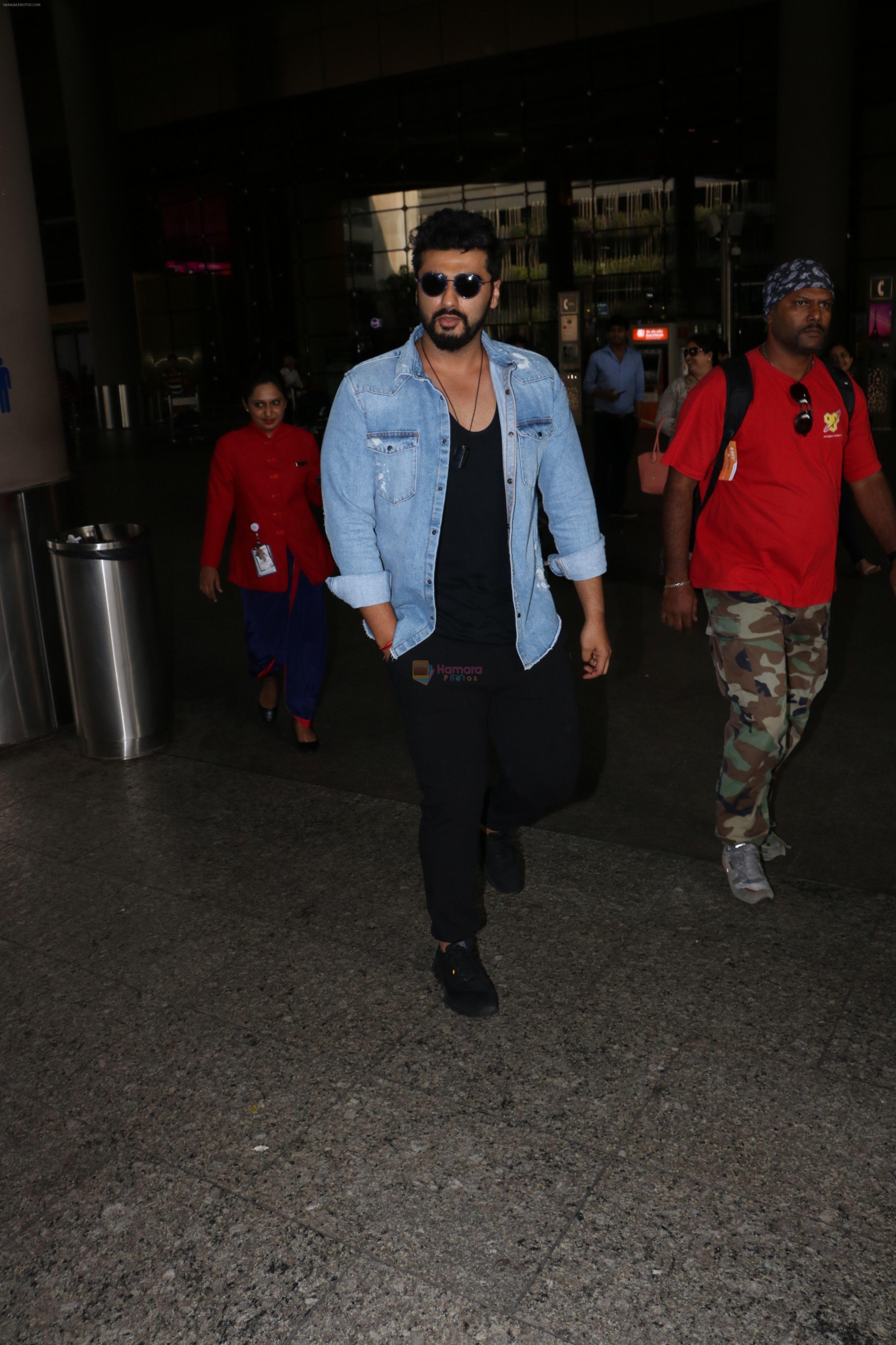 Arjun Kapoor Spotted At Airport on 30th Sept 2017