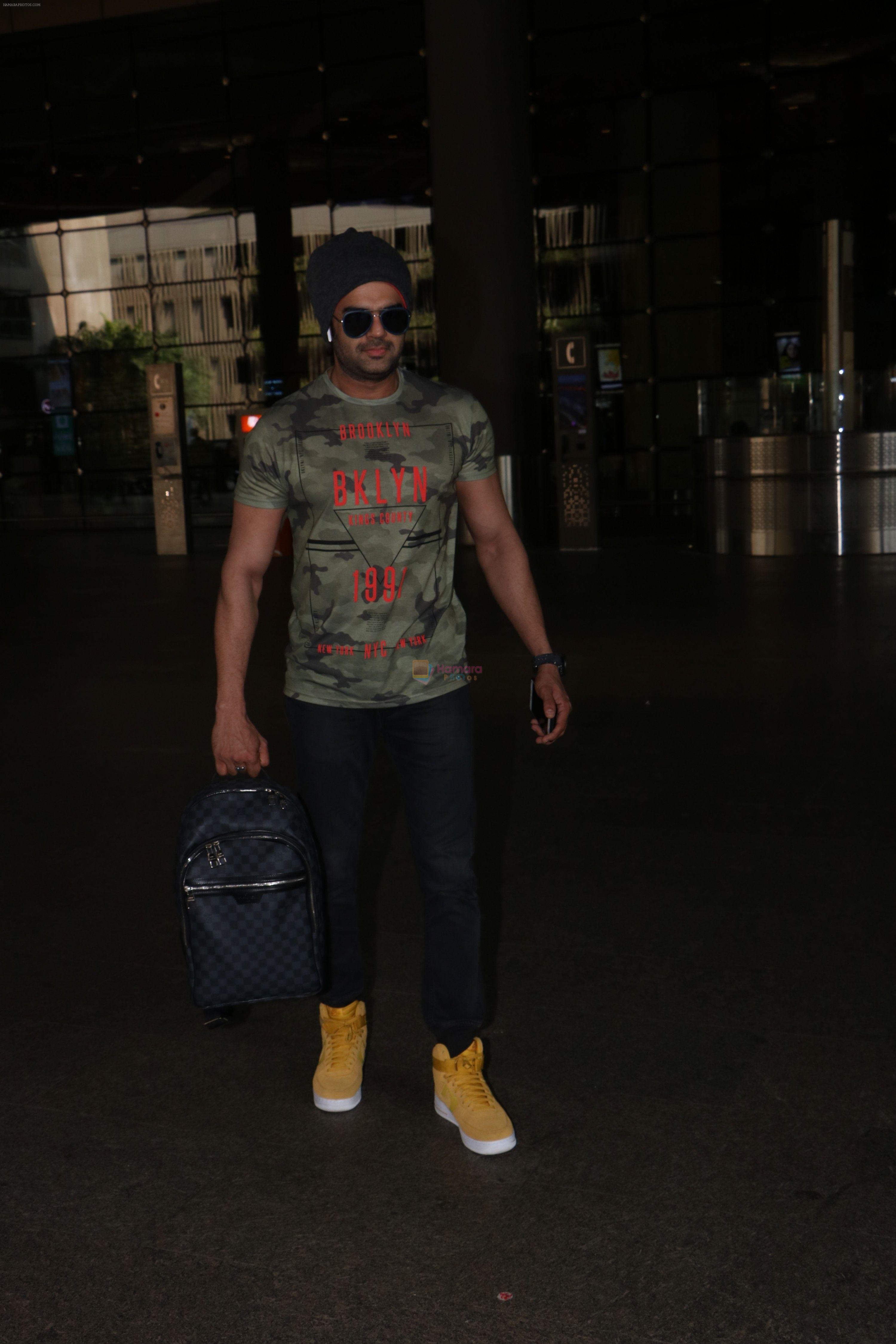 Manish Paul spotted at International Airport on 30th Sept 2017