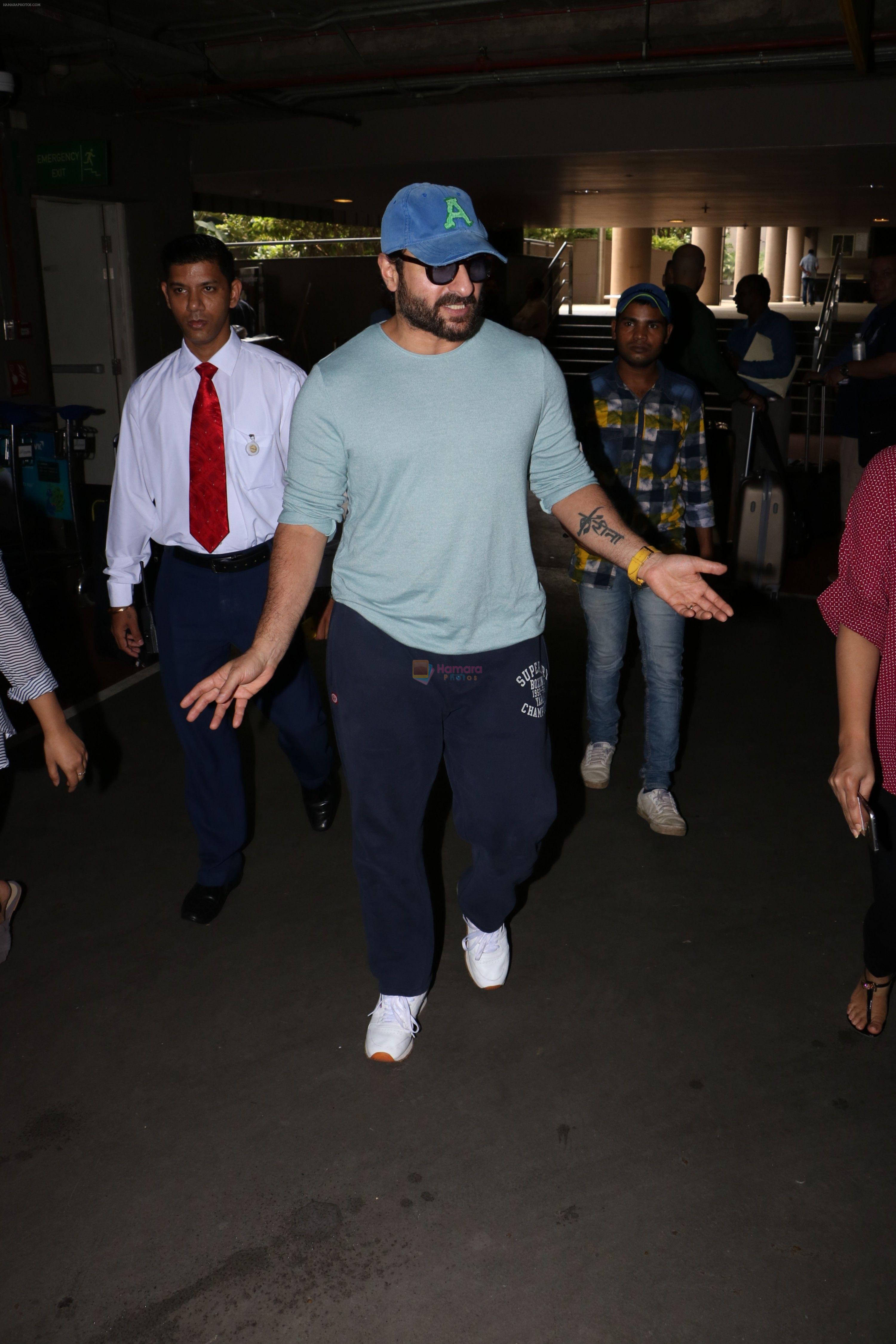 Saif Ali Khan Spotted At Airport on 30th Sept 2017