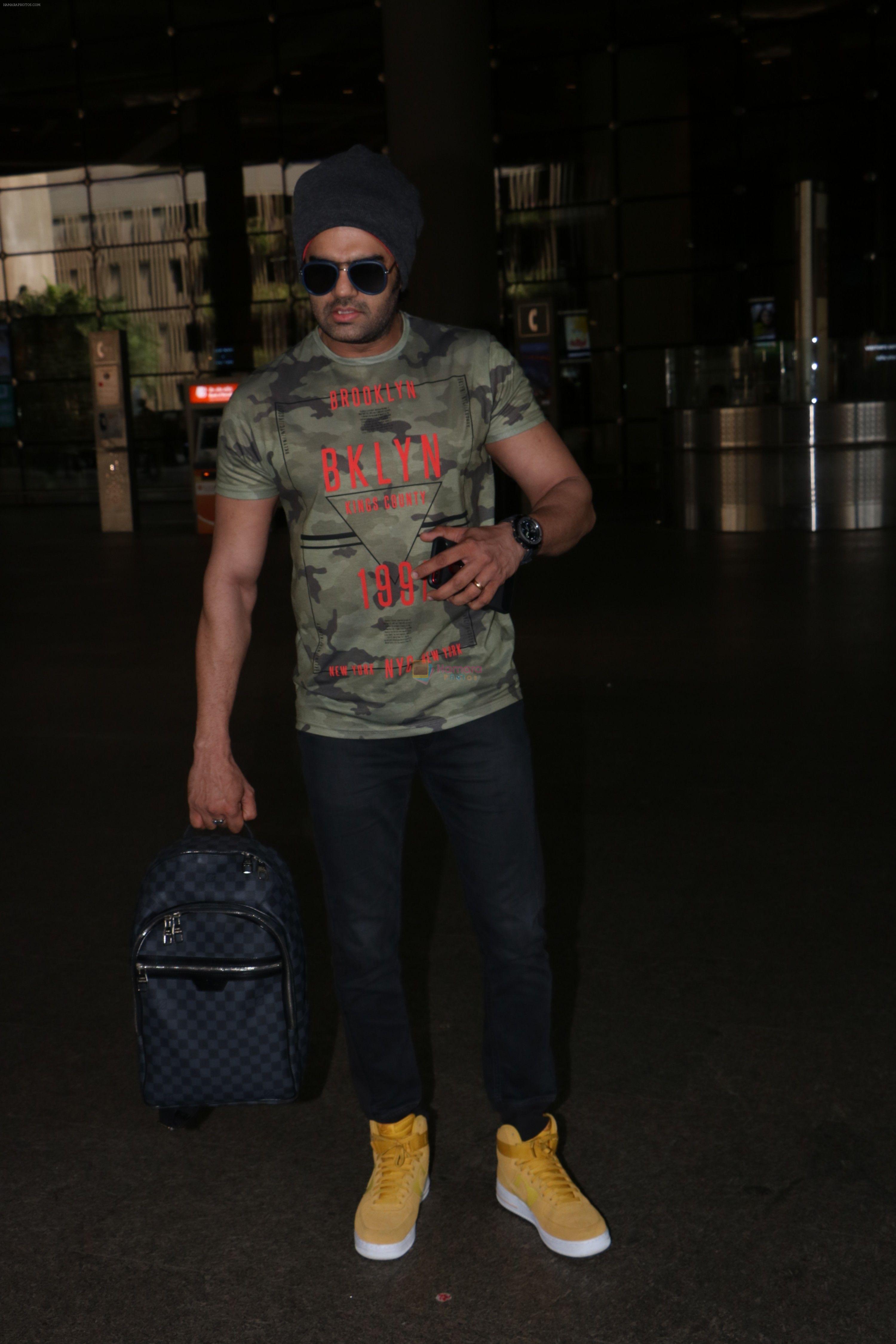 Manish Paul spotted at International Airport on 30th Sept 2017