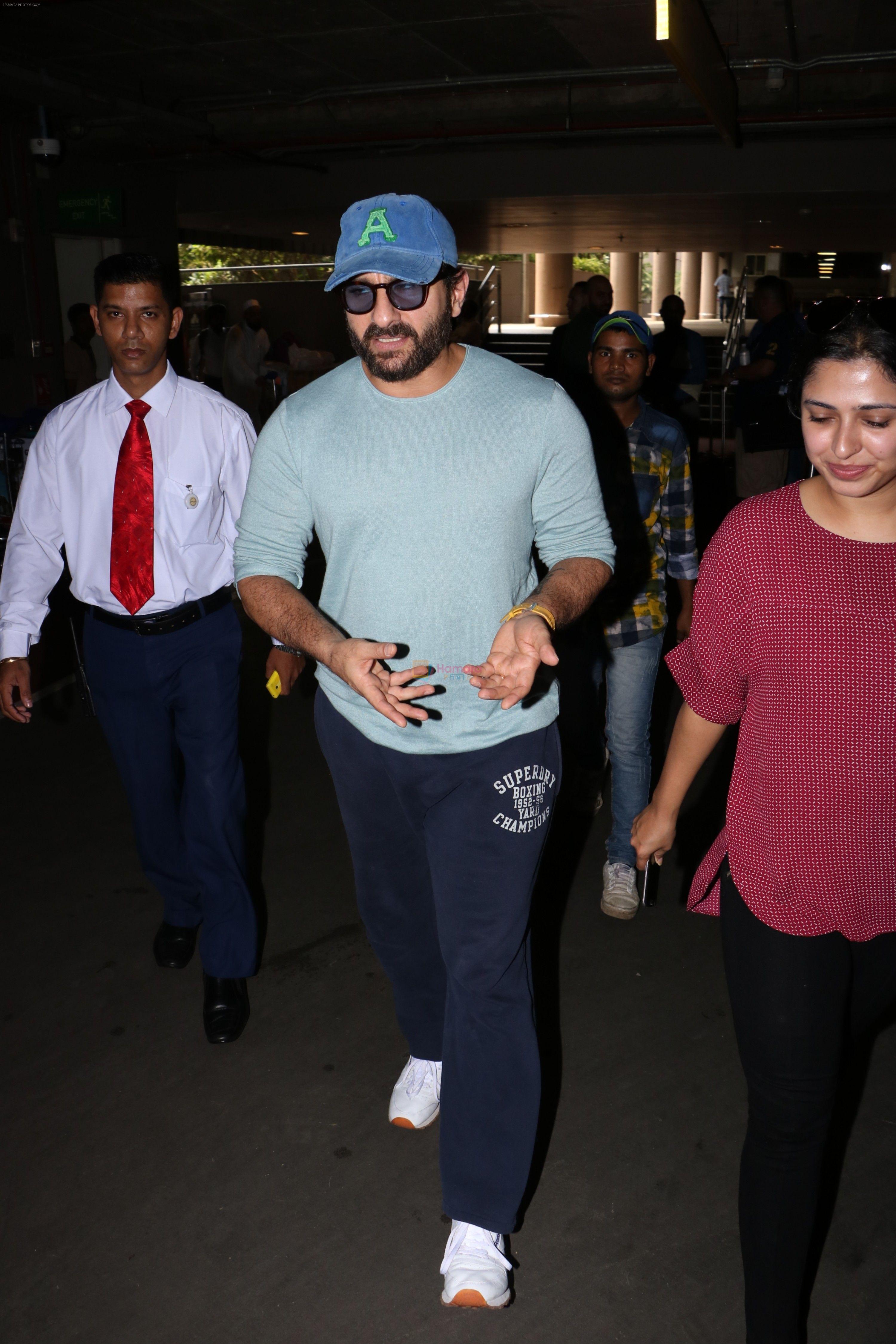 Saif Ali Khan Spotted At Airport on 30th Sept 2017