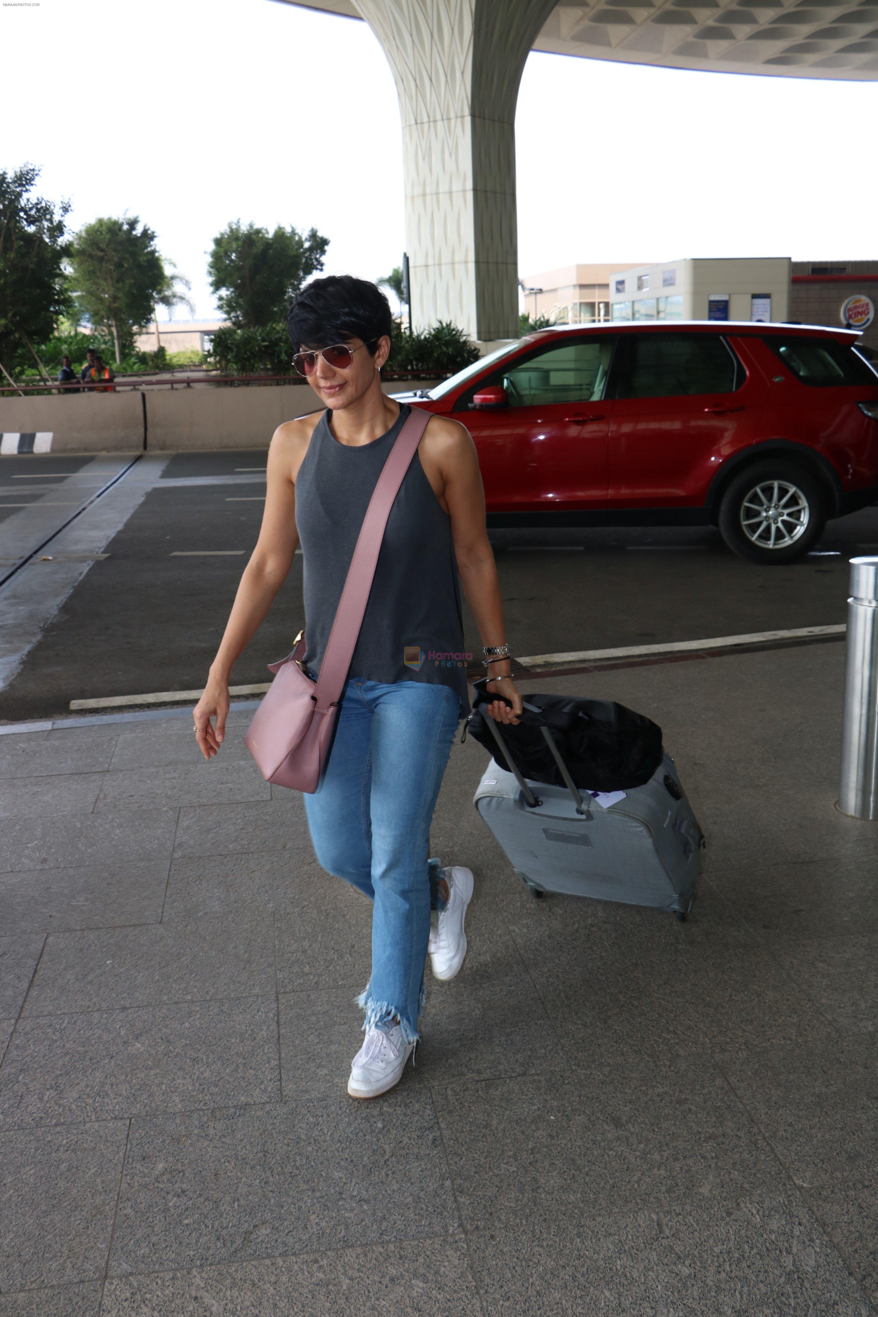 Mandira Bedi Spotted At Airport on 2nd Oct 2017