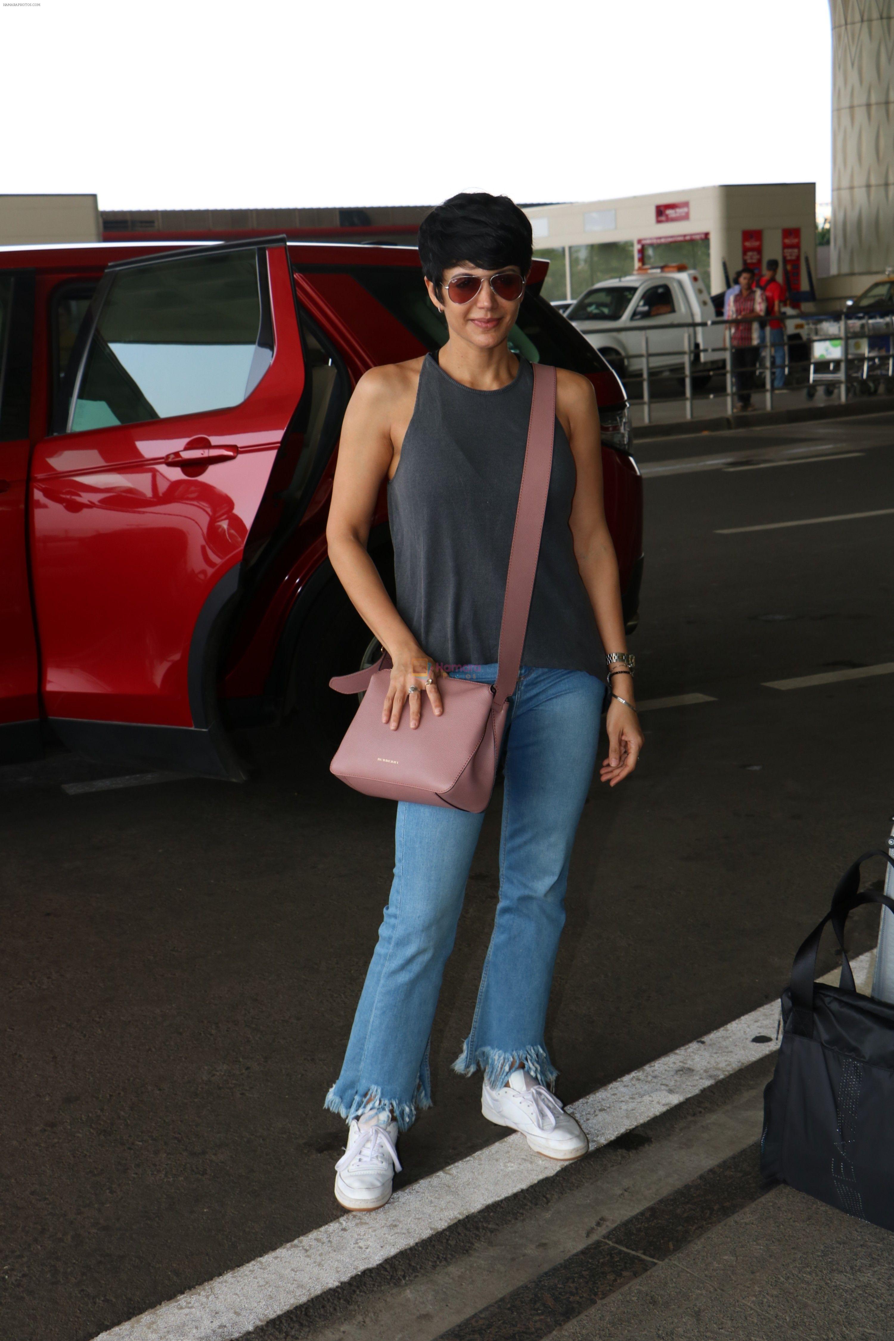 Mandira Bedi Spotted At Airport on 2nd Oct 2017