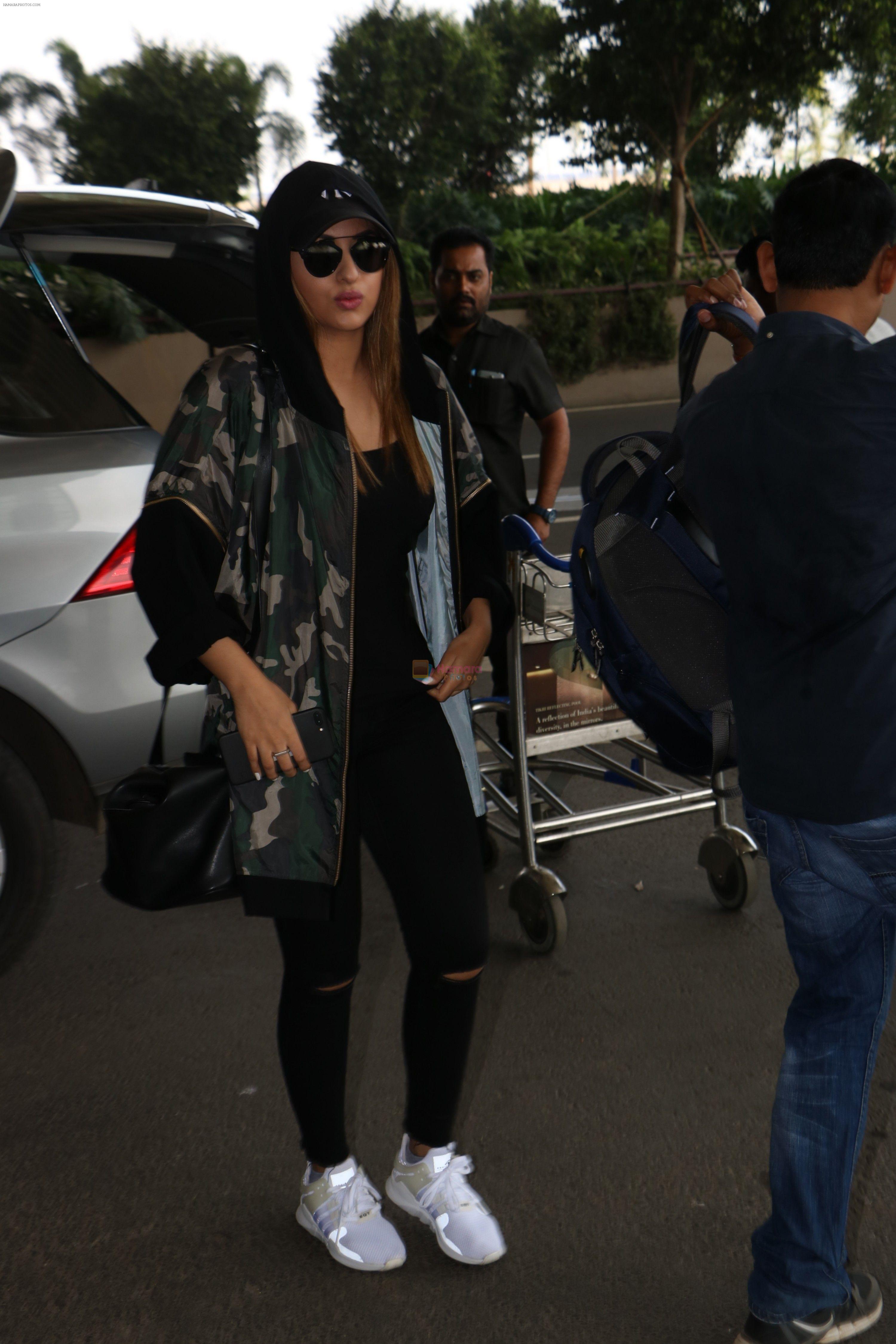 Sonakshi Sinha Spotted At Airport on 3rd Oct 2017