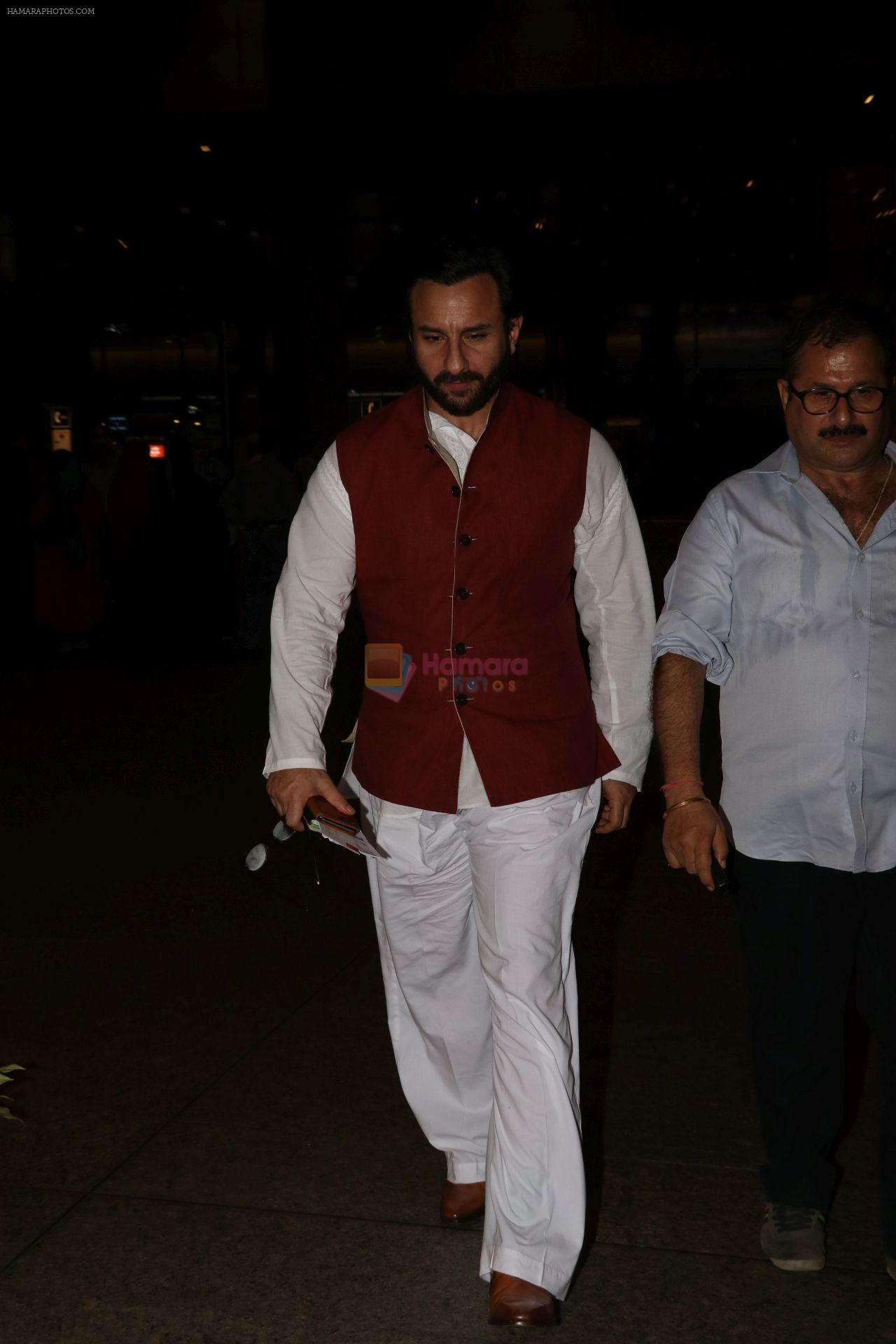 Saif Ali Khan Spotted At Airport on 3rd Oct 2017