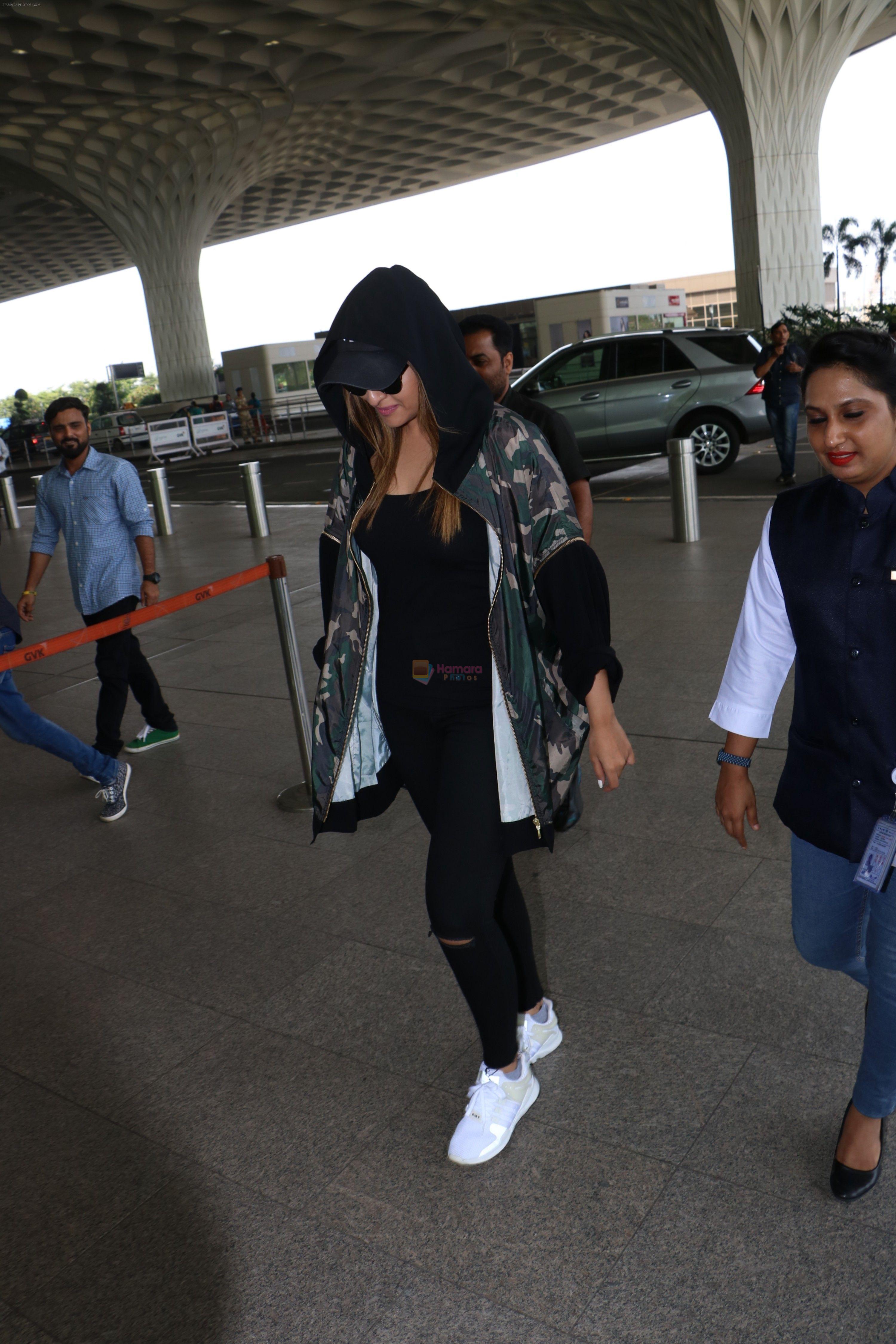 Sonakshi Sinha Spotted At Airport on 3rd Oct 2017