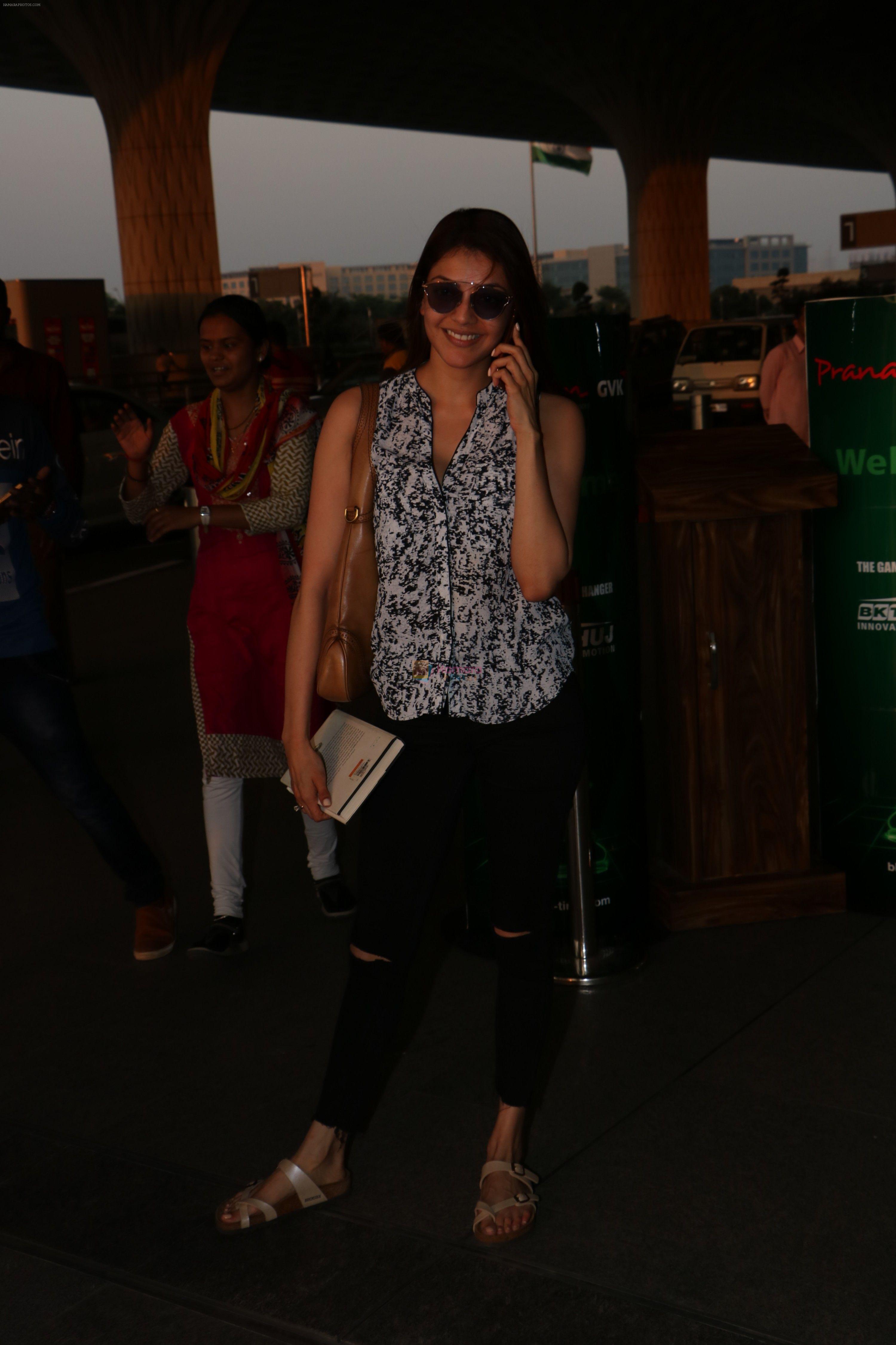 Kajal Aggarwal Spotted At Airport on 3rd Oct 2017