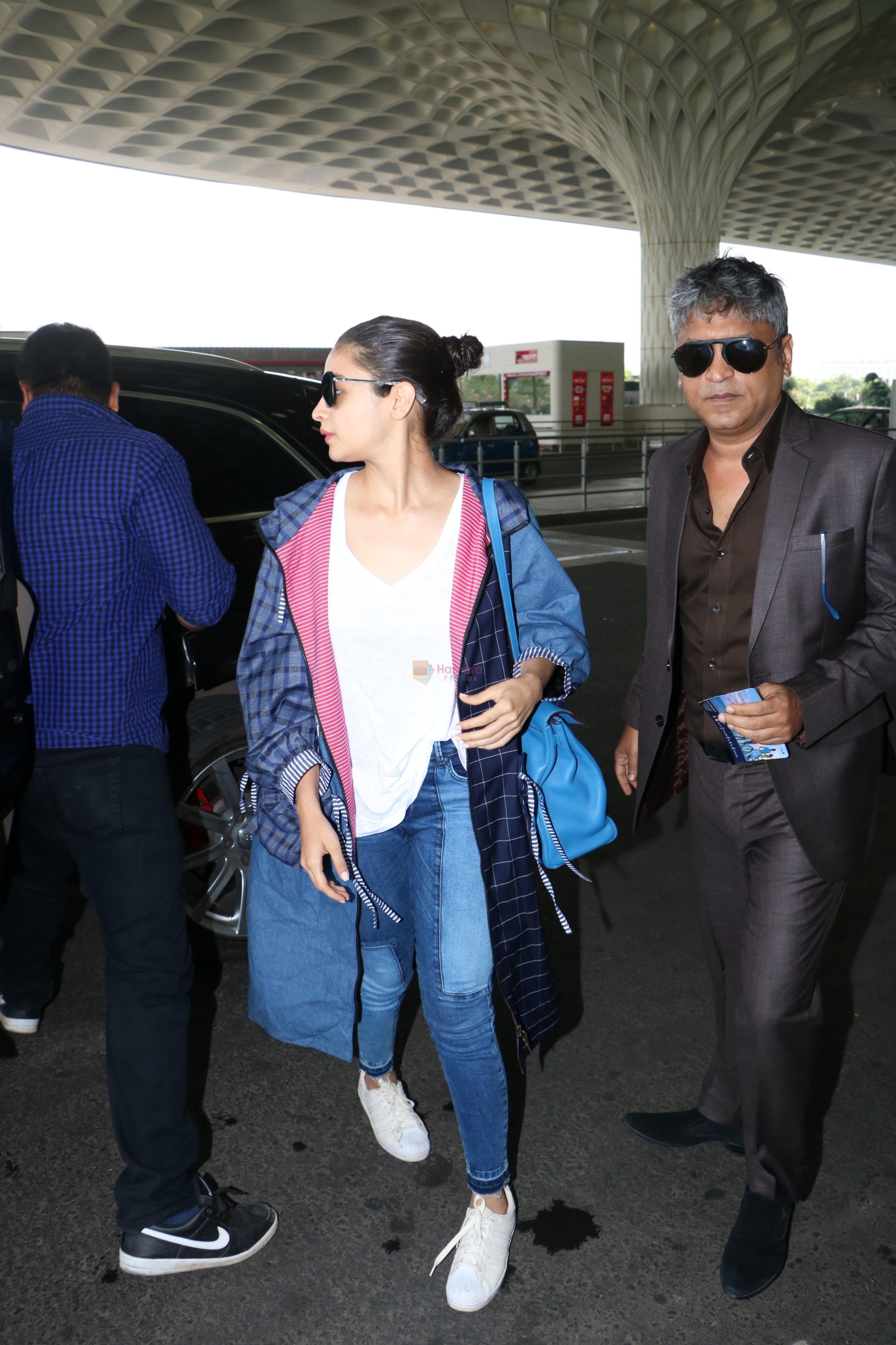 Alia Bhatt Spotted At Airport on 5th Oct 2017