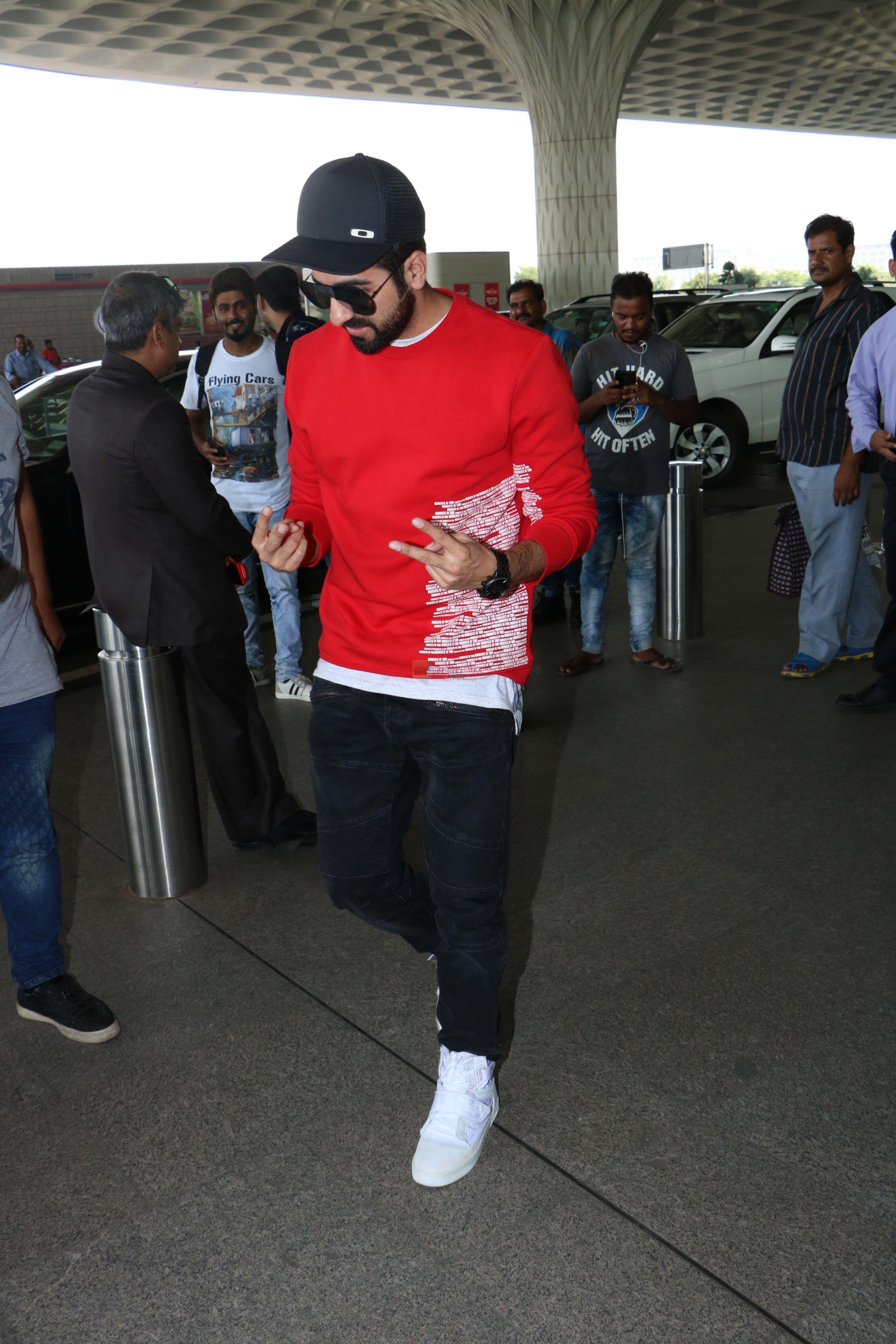 Ayushmann Khurrana Spotted At Airport on 5th Oct 2017