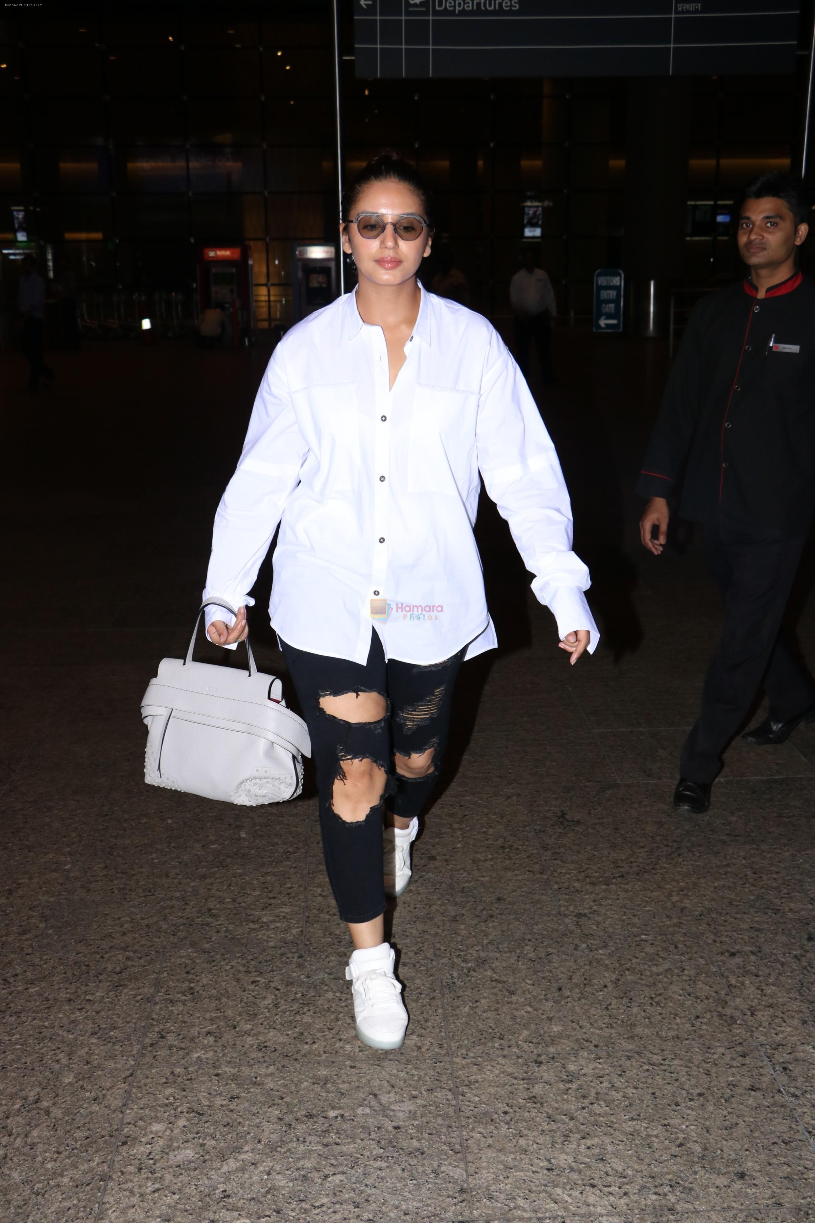 Huma Qureshi Spotted At Airport on 11th Oct 2017